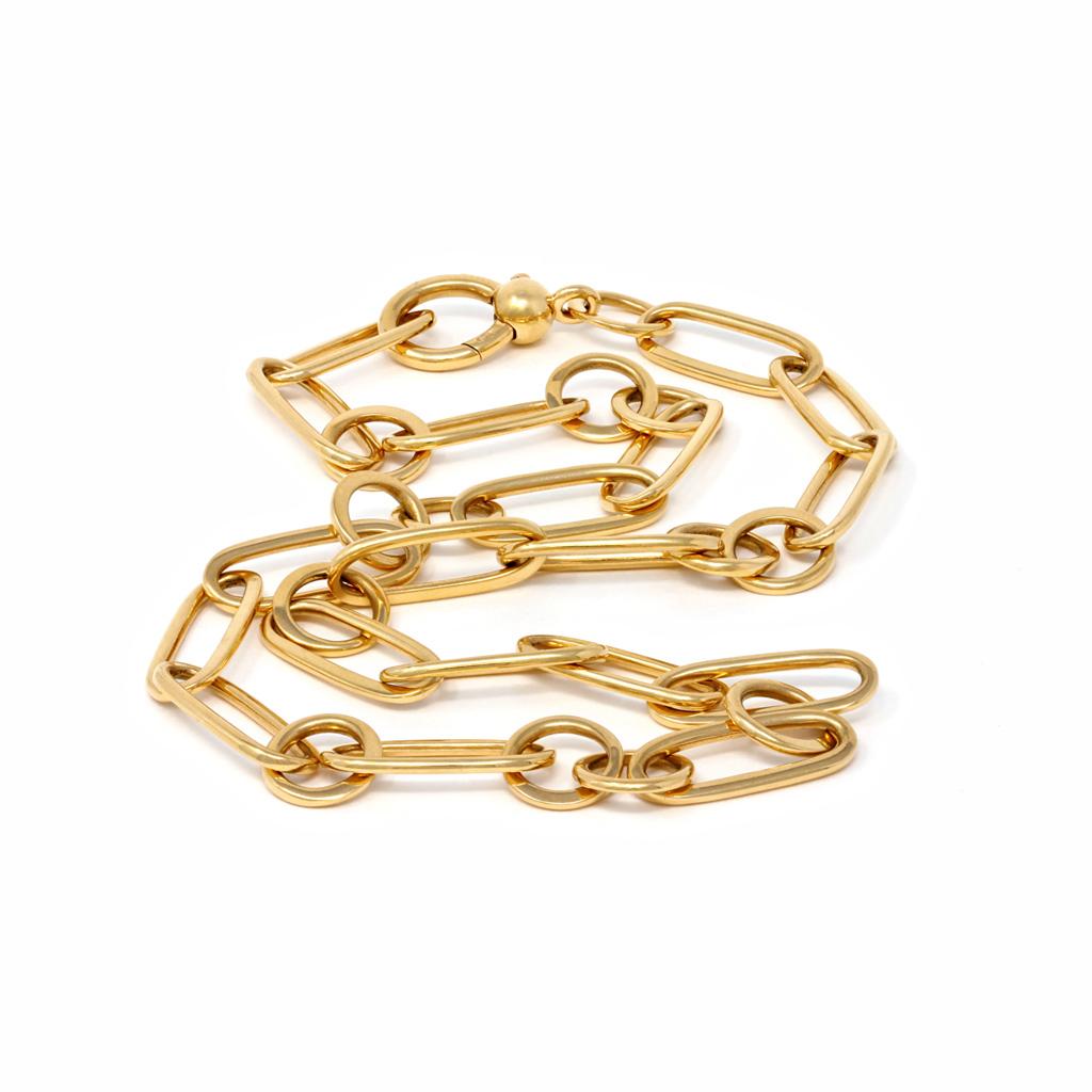 A modern trendy link chain necklace by the jewelry house of POMELLATO. The necklace is made in 18 Karat gold displaying a specific gold hue somehow between rose and yellow. The polished links alternate between oval and round ending with a bold
