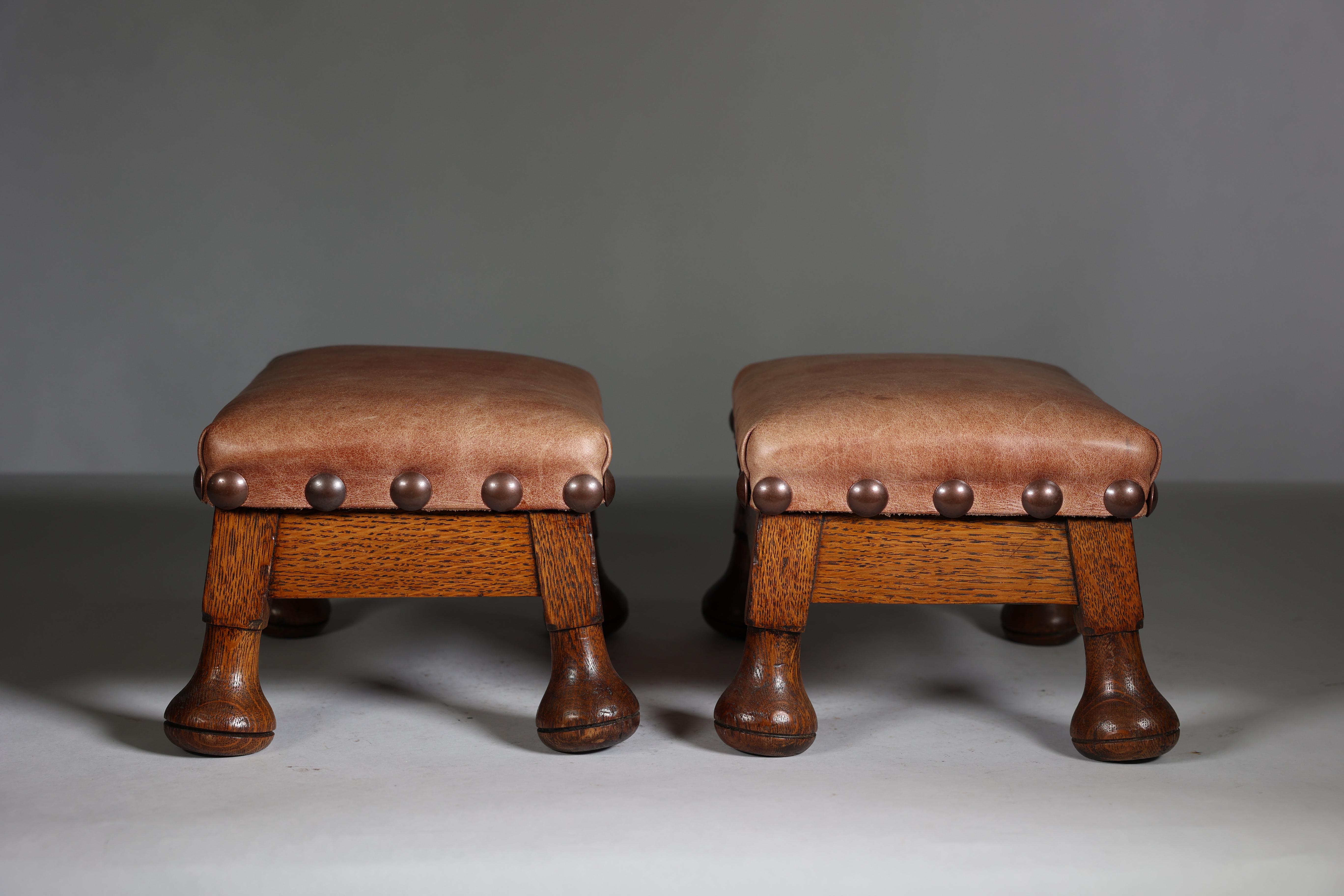 A little pair of Aesthetic Movement oak Thebe stools with leather studded seats In Good Condition For Sale In London, GB