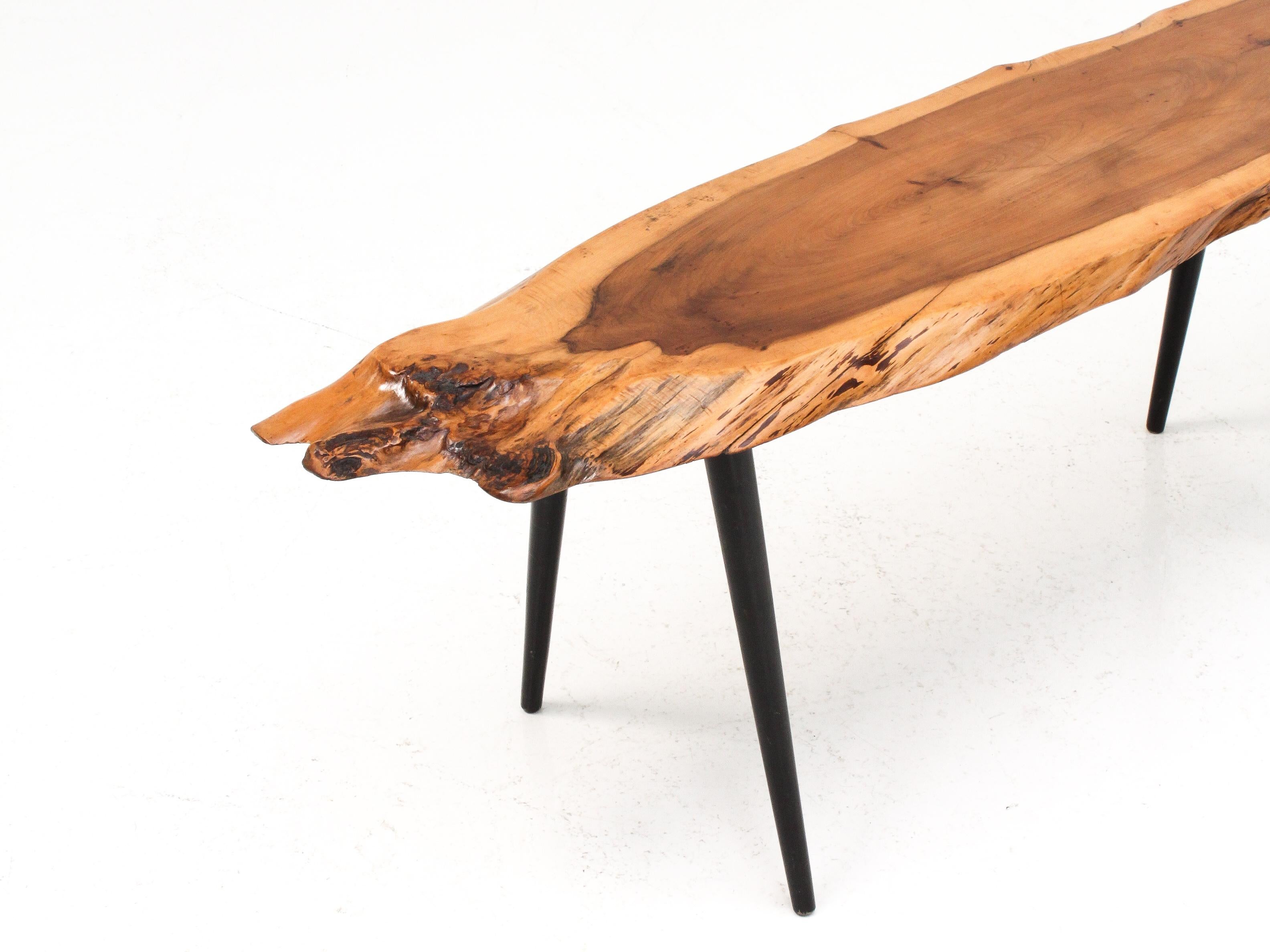 Mid-Century Modern Table basse en bois d'if Live Edge des années 1960 en vente