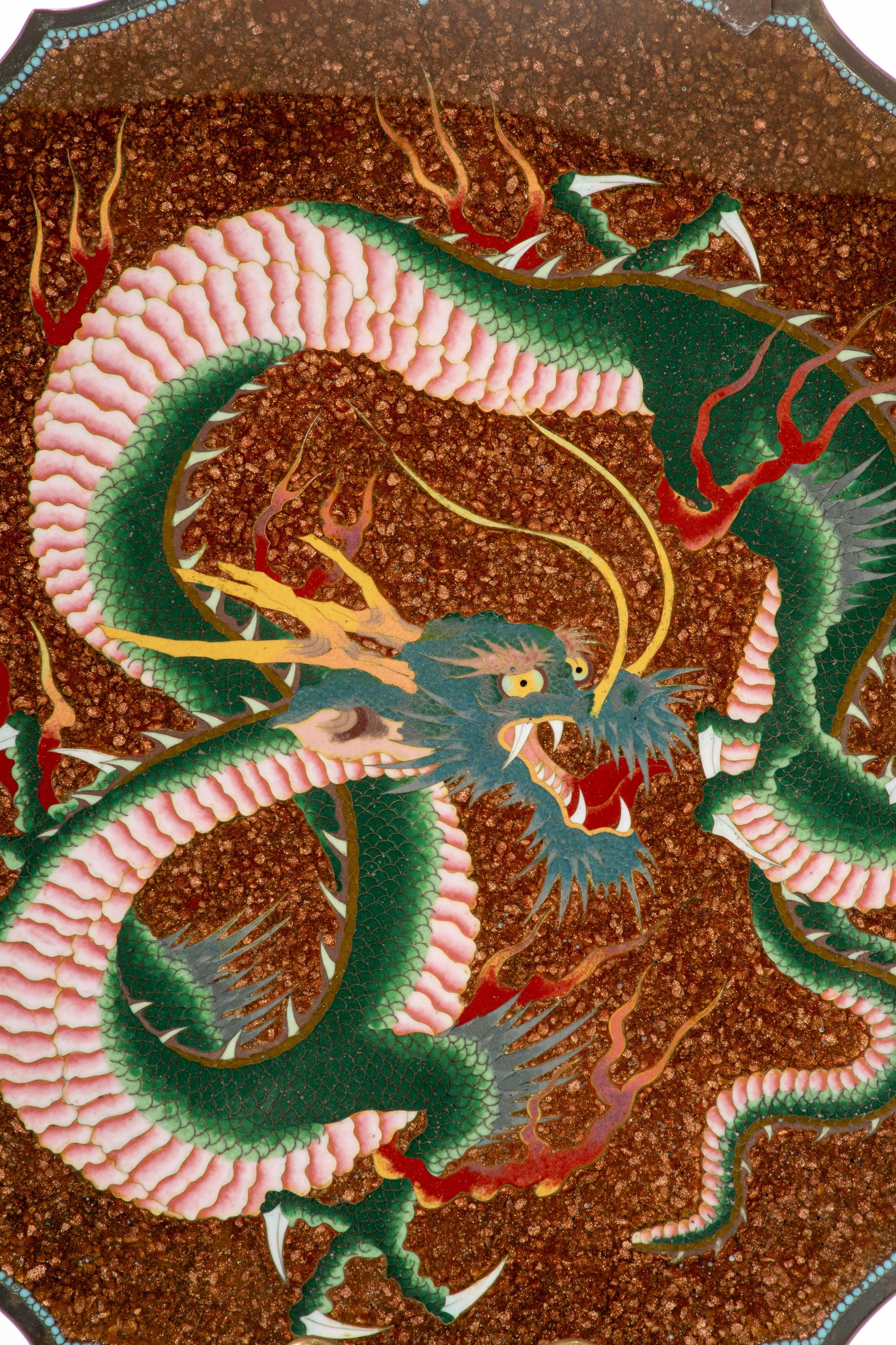Japanese A lobed cloisonné enamel dish depicting a Ryu dragon in vendita