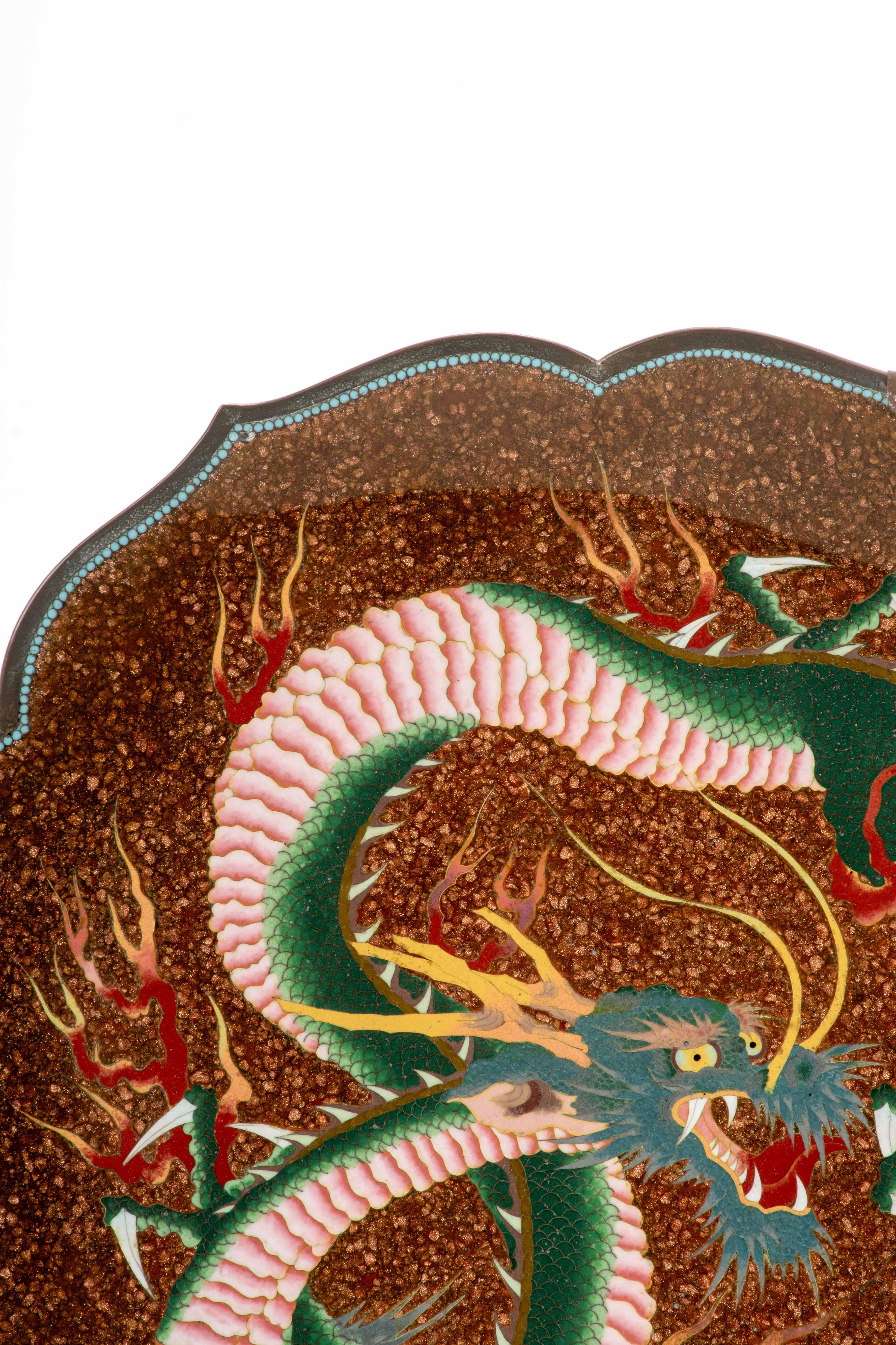 Cloisonné A lobed cloisonné enamel dish depicting a Ryu dragon in vendita