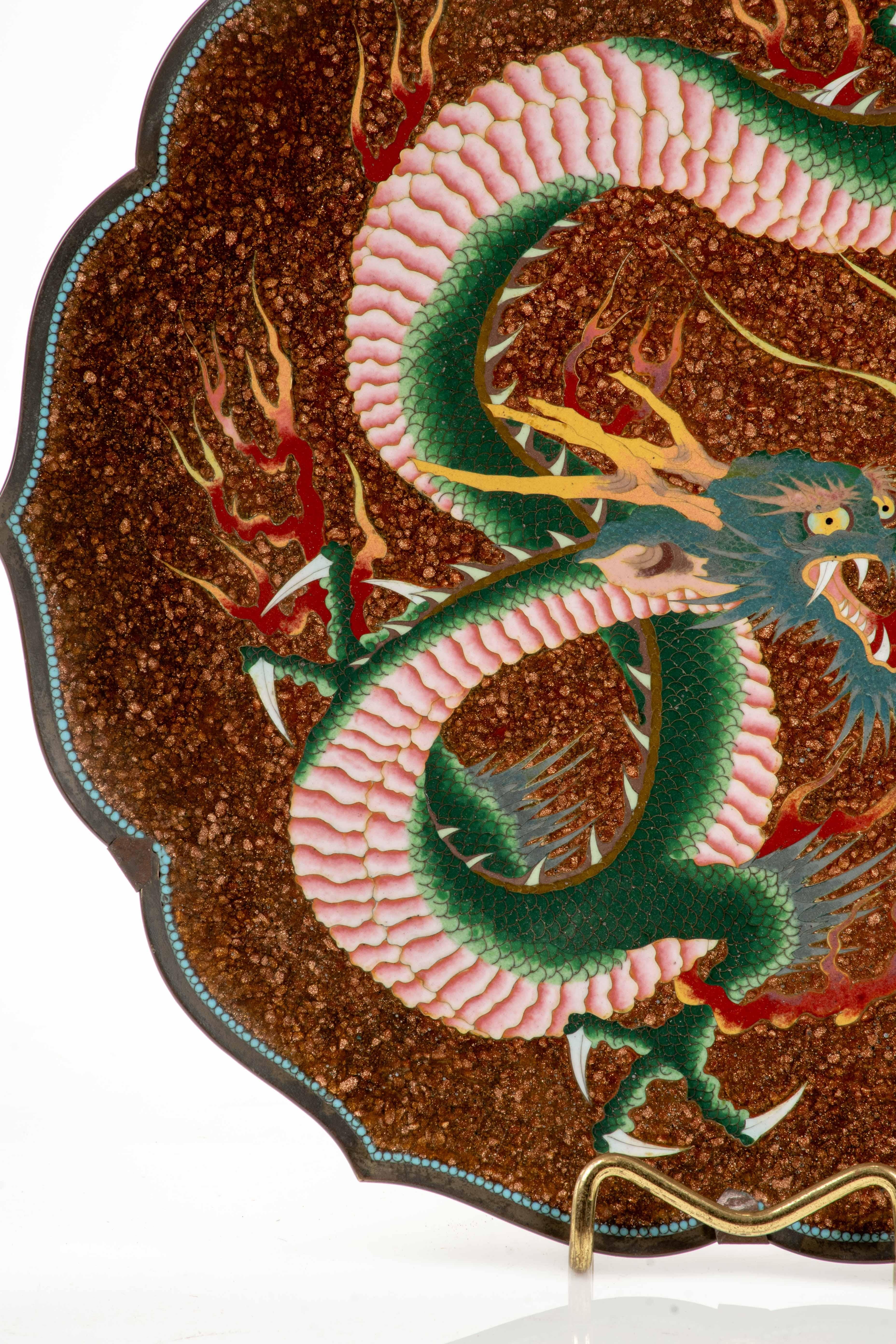 A lobed cloisonné enamel dish depicting a Ryu dragon In condizioni ottime in vendita a Milano, IT