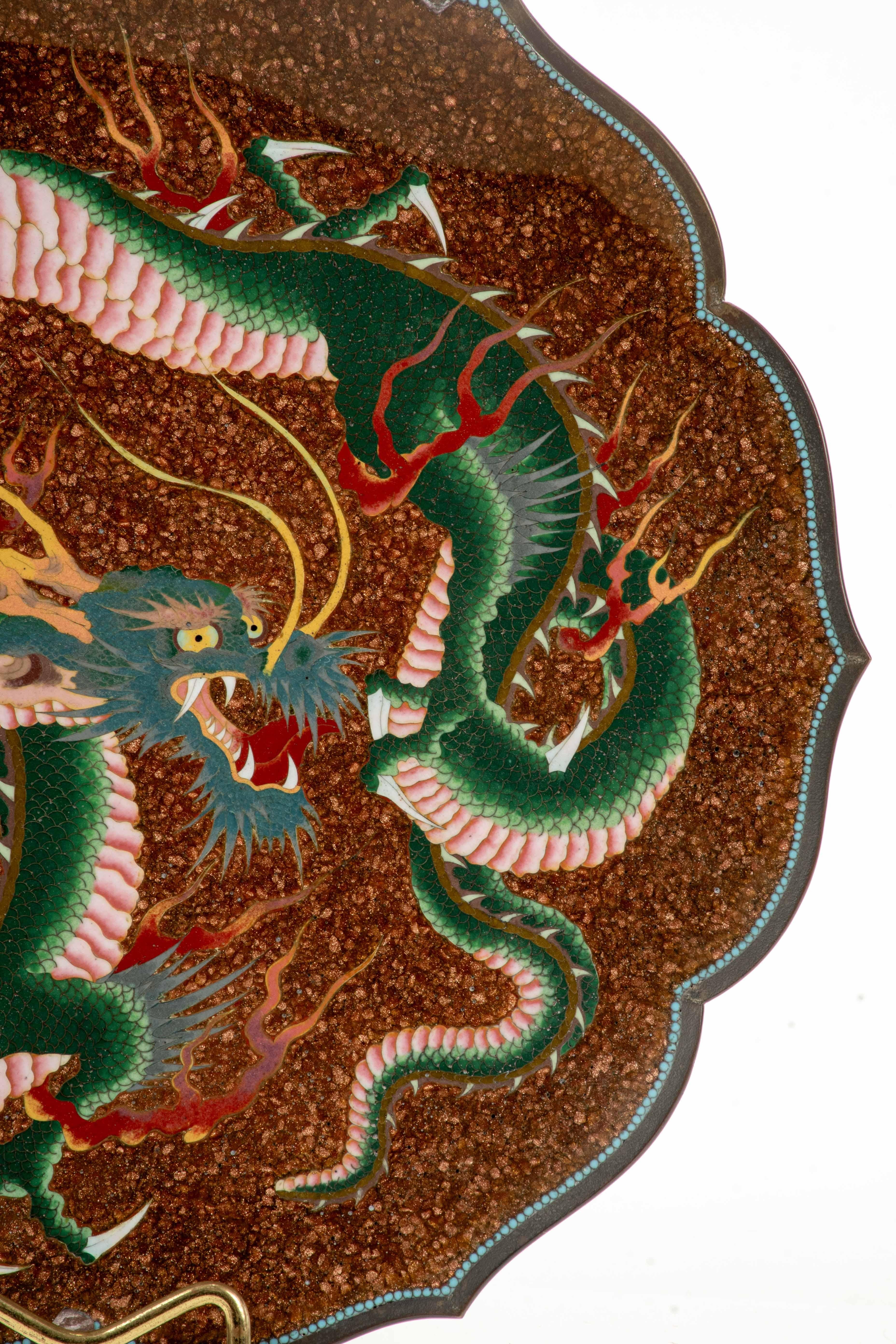 19th Century A lobed cloisonné enamel dish depicting a Ryu dragon in vendita