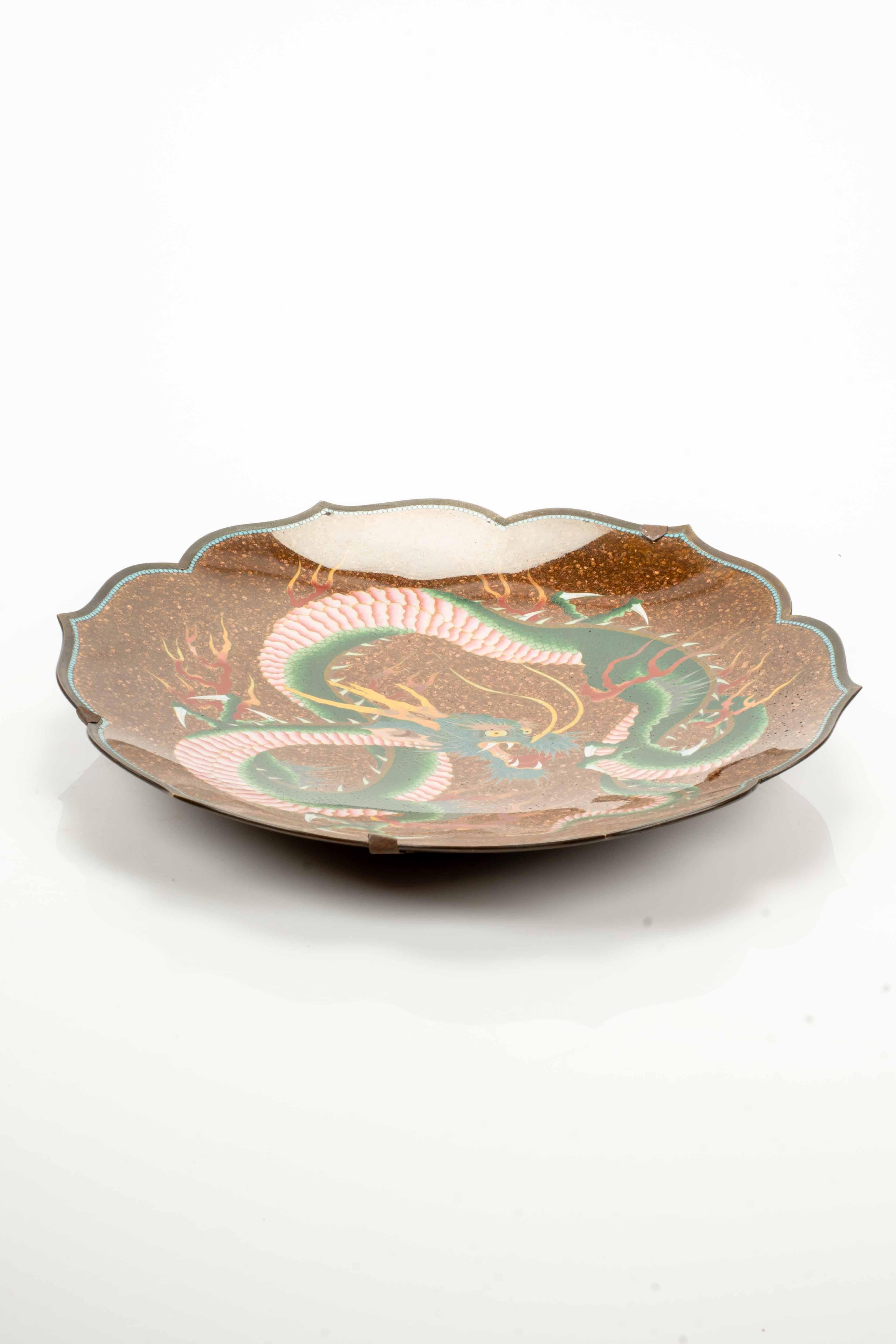 Smalto A lobed cloisonné enamel dish depicting a Ryu dragon in vendita