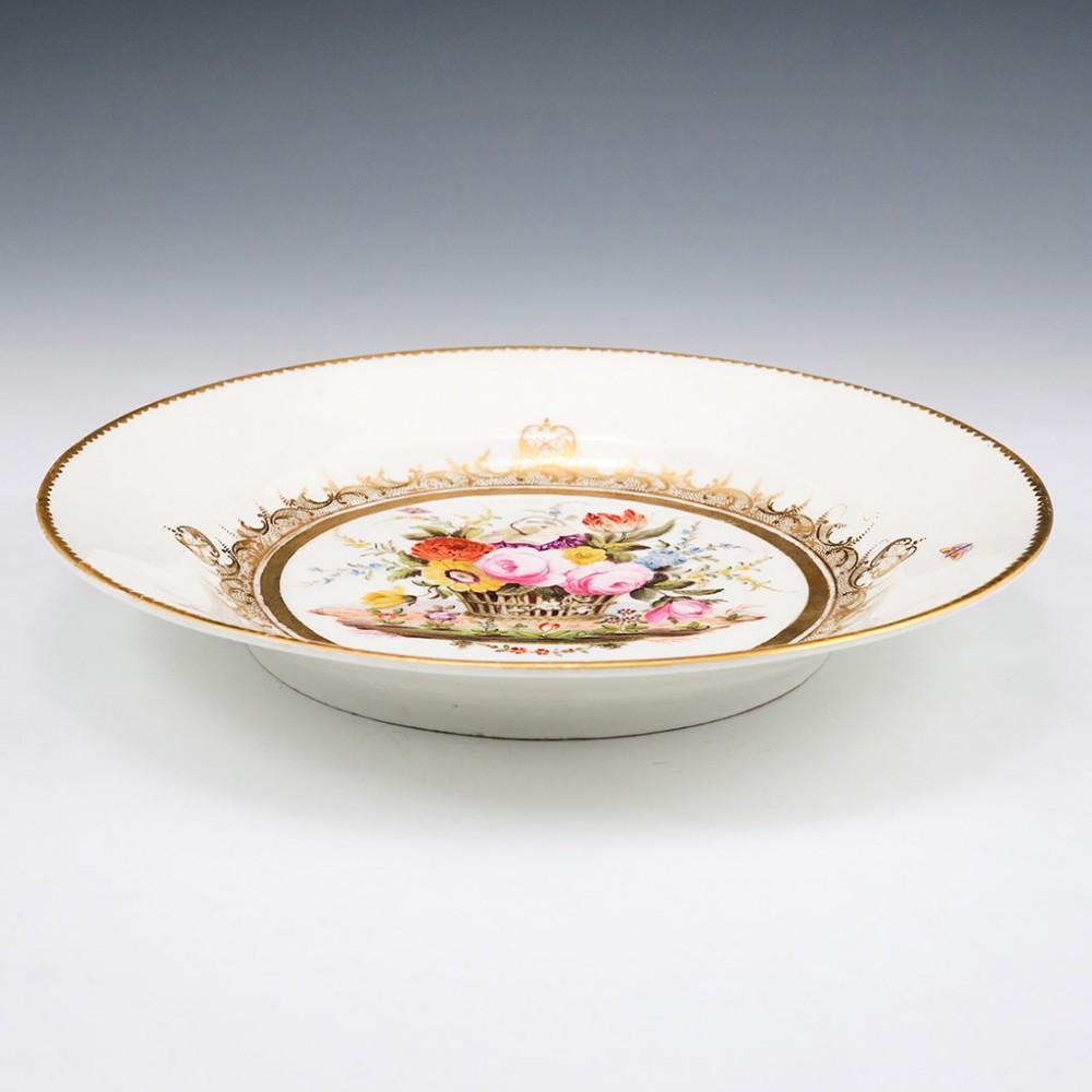 Ein Londoner verzierter Swansea Porcelain Teller vom Typ Burdett Coutts, 1815-17 (George III.) im Angebot
