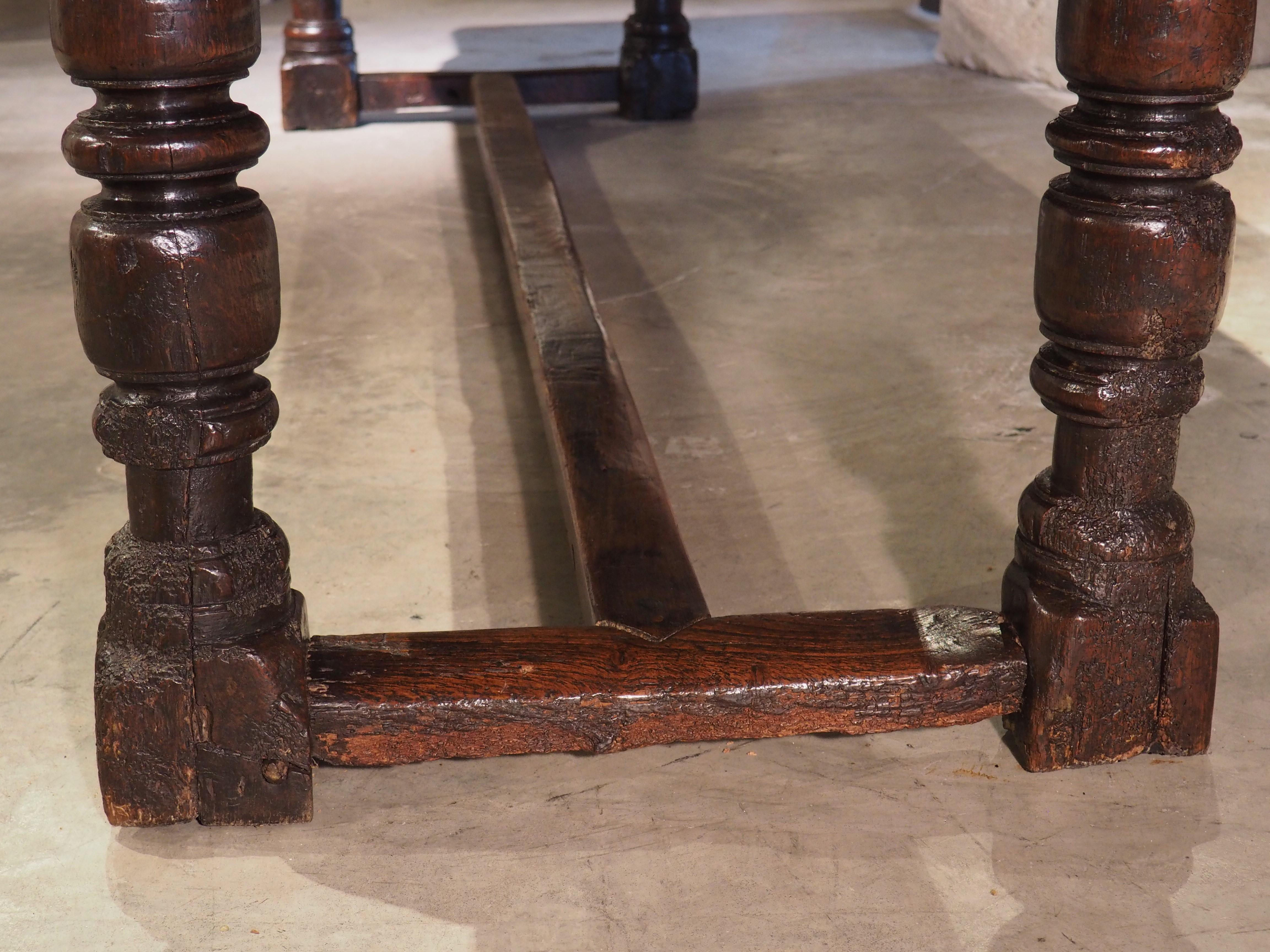 XVIIIe siècle et antérieur Une longue table à pieds balustres en chêne sculpté du 17ème siècle des Flandres en vente