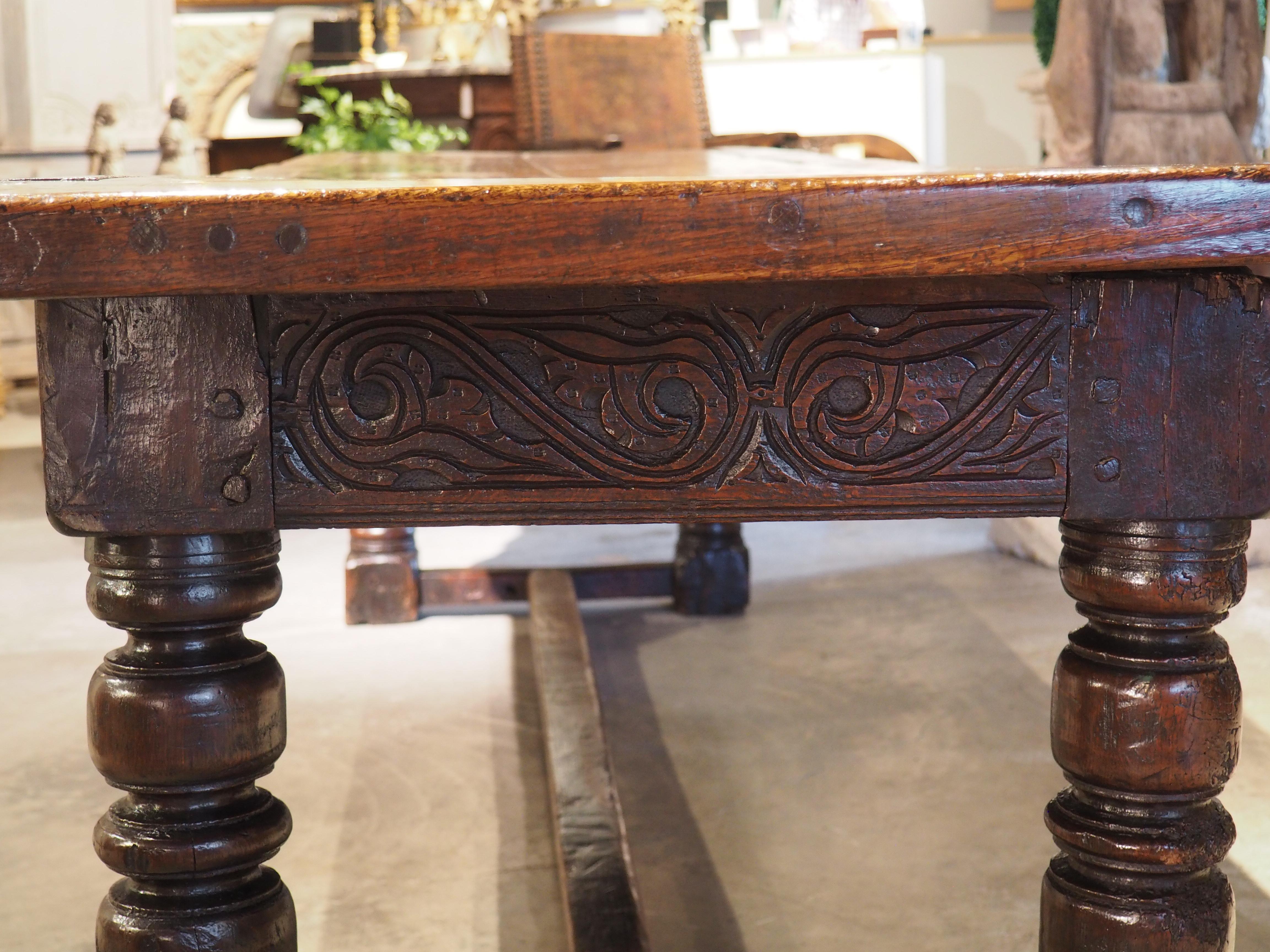 Chêne Une longue table à pieds balustres en chêne sculpté du 17ème siècle des Flandres en vente