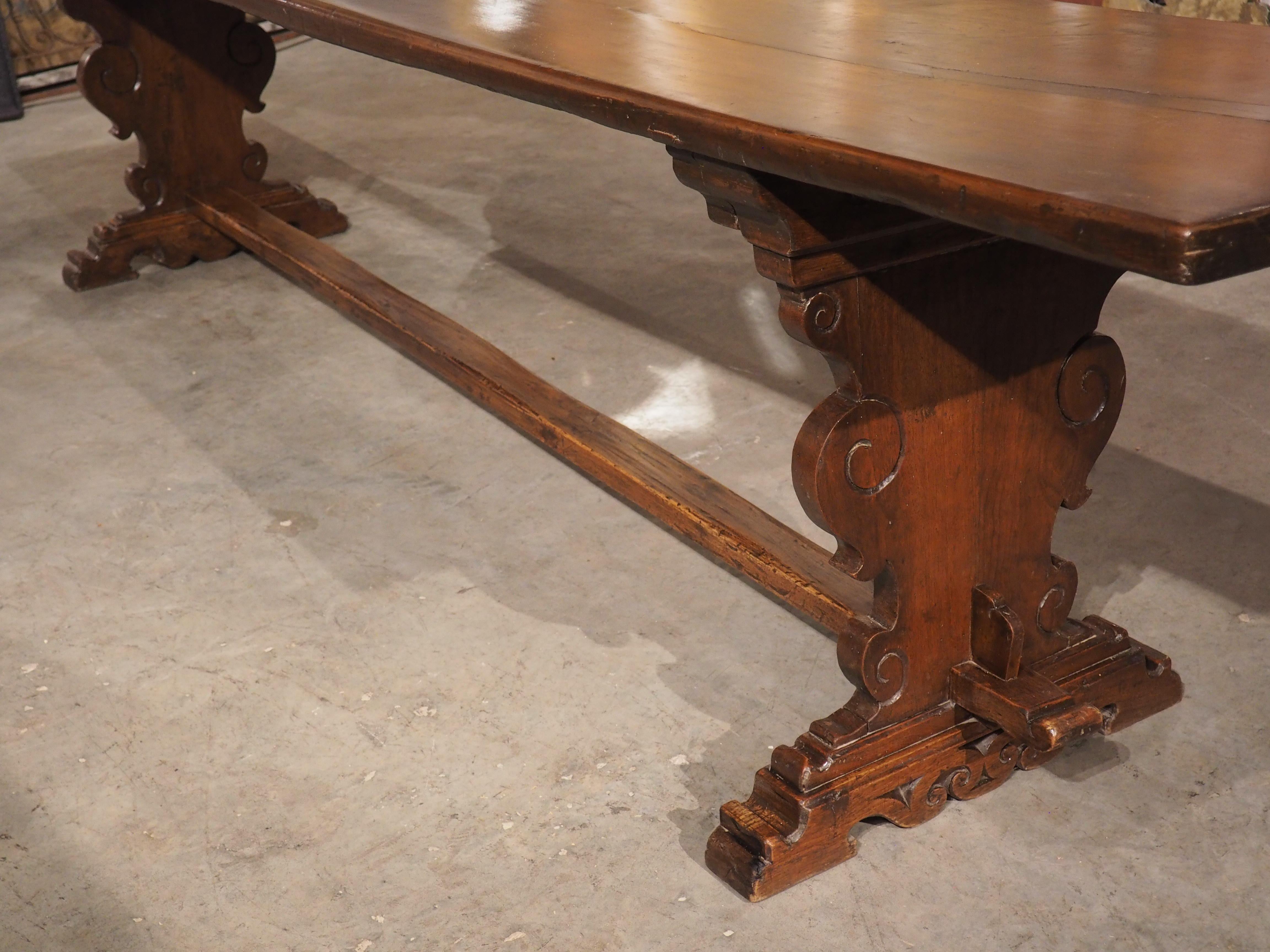 Longue table de réfectoire en noyer simple du 17ème siècle provenant de Toscane, Italie en vente 2