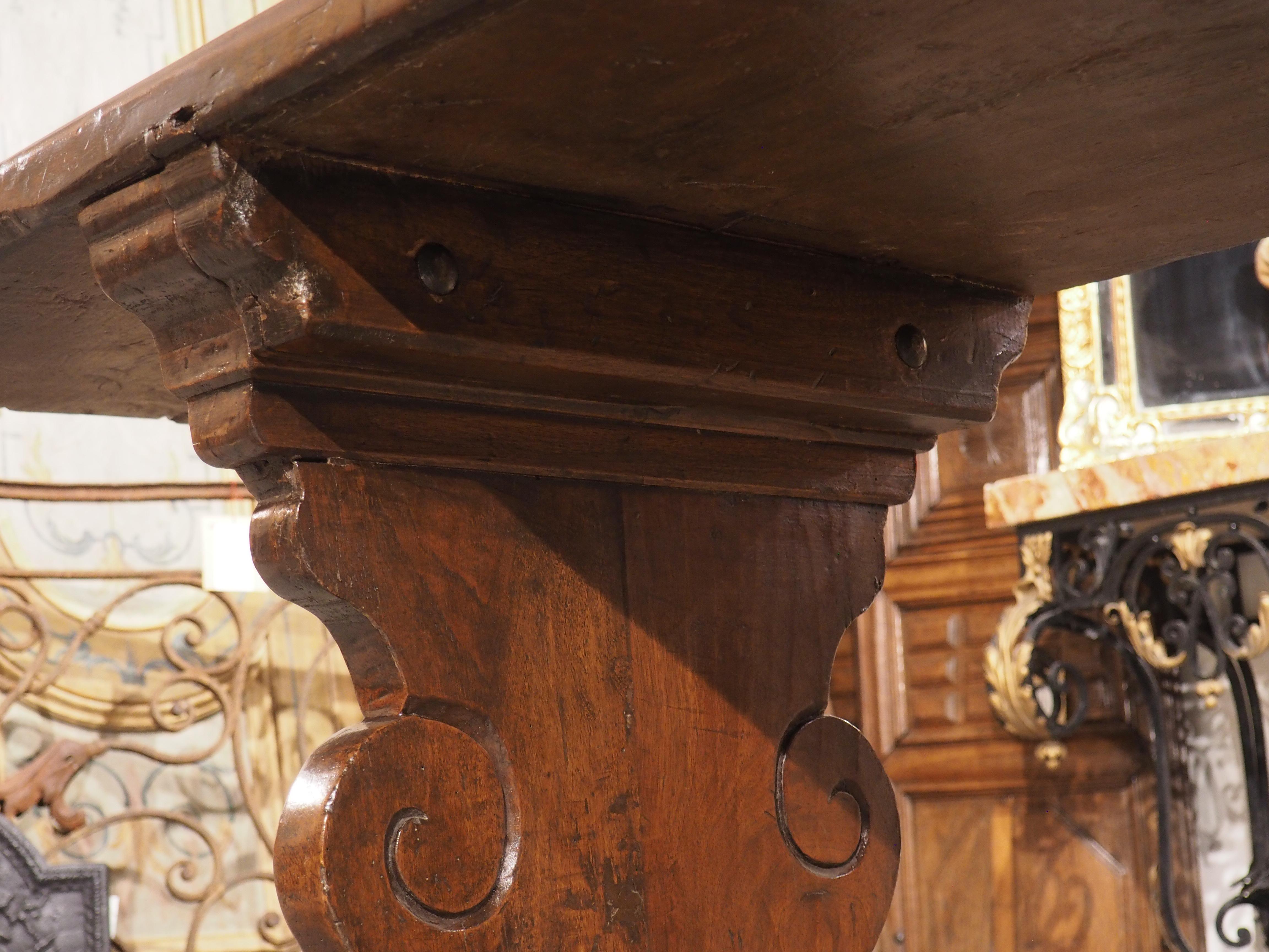 Longue table de réfectoire en noyer simple du 17ème siècle provenant de Toscane, Italie en vente 4