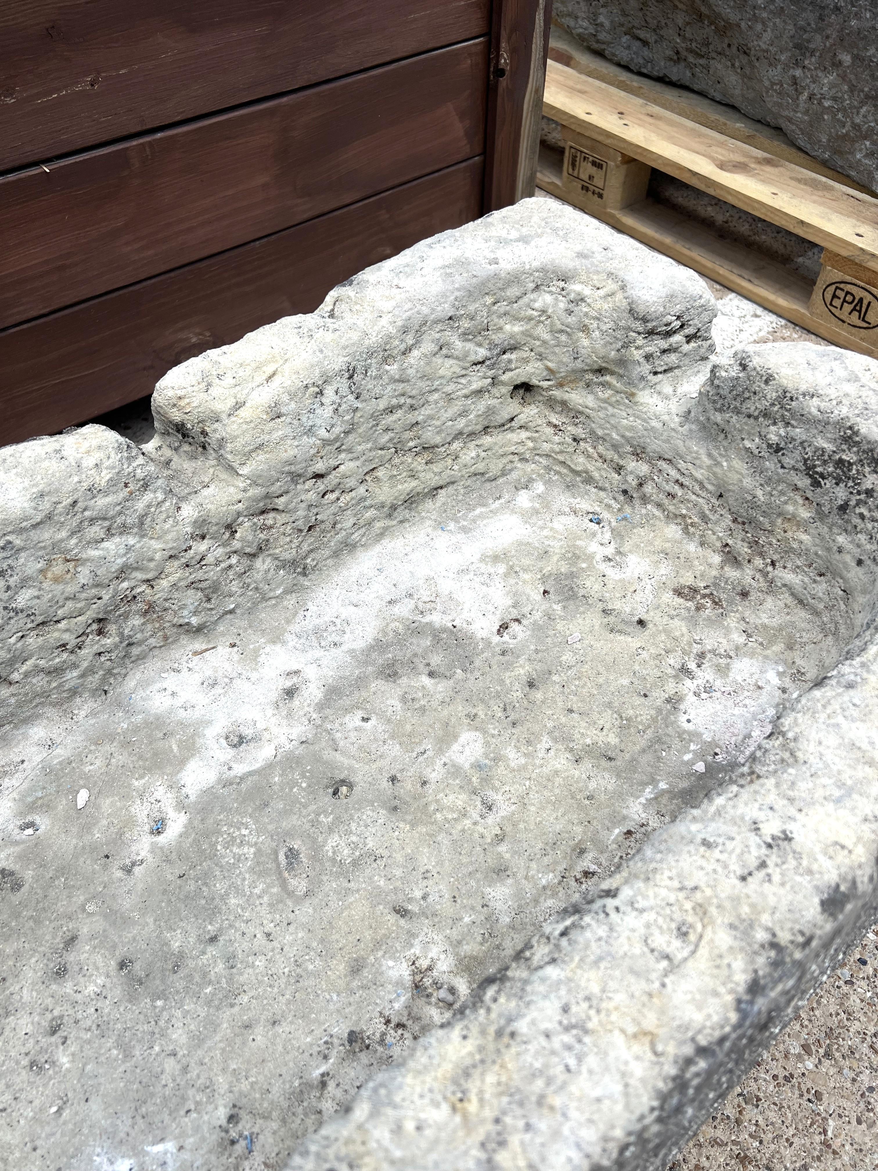 Un lungo abbeveratoio in pietra calcarea intagliata del XVIII secolo proveniente dal sud della Francia In condizioni buone in vendita a Dallas, TX