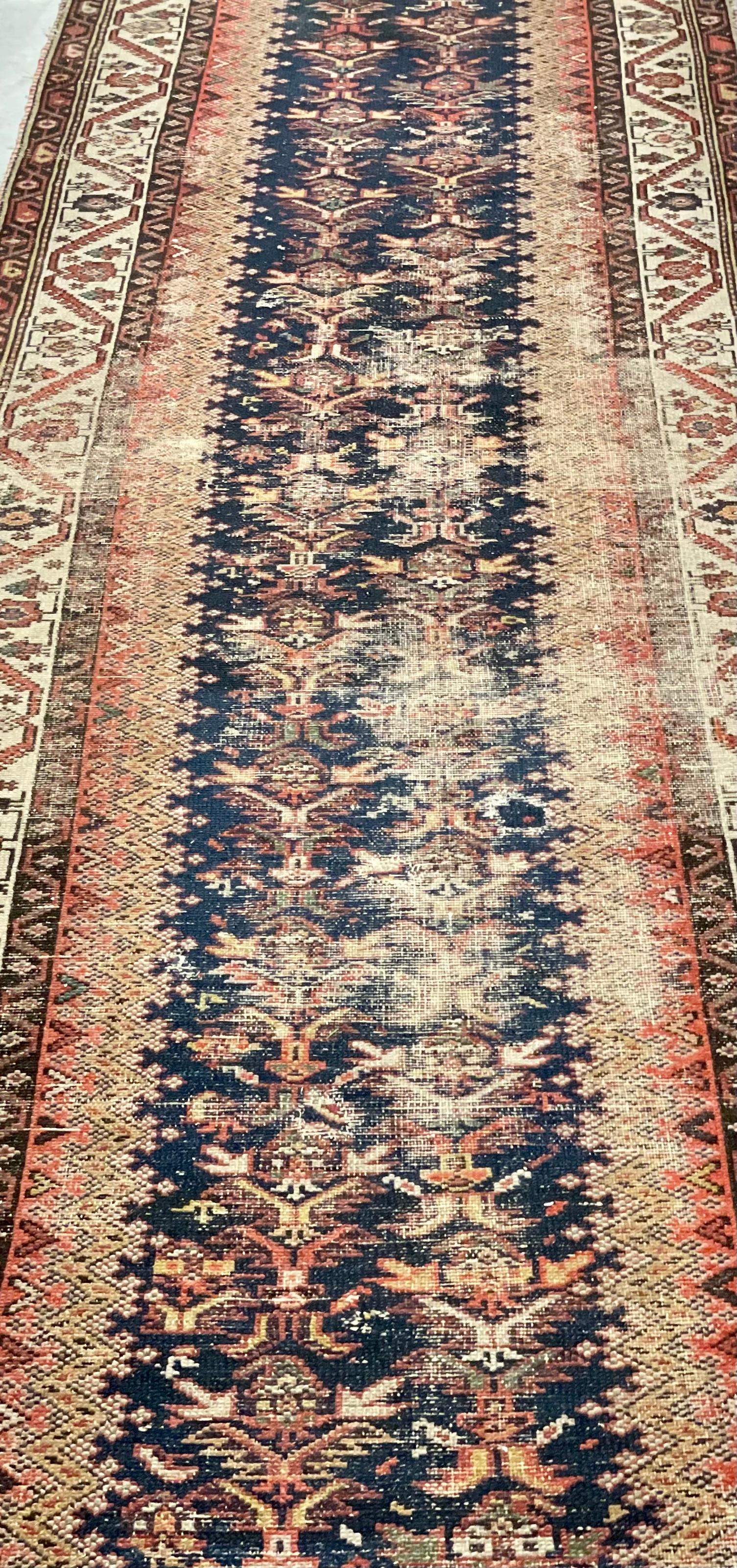 Hand-Woven Caucasian Runner Rug In Good Condition For Sale In LA CIOTAT, FR