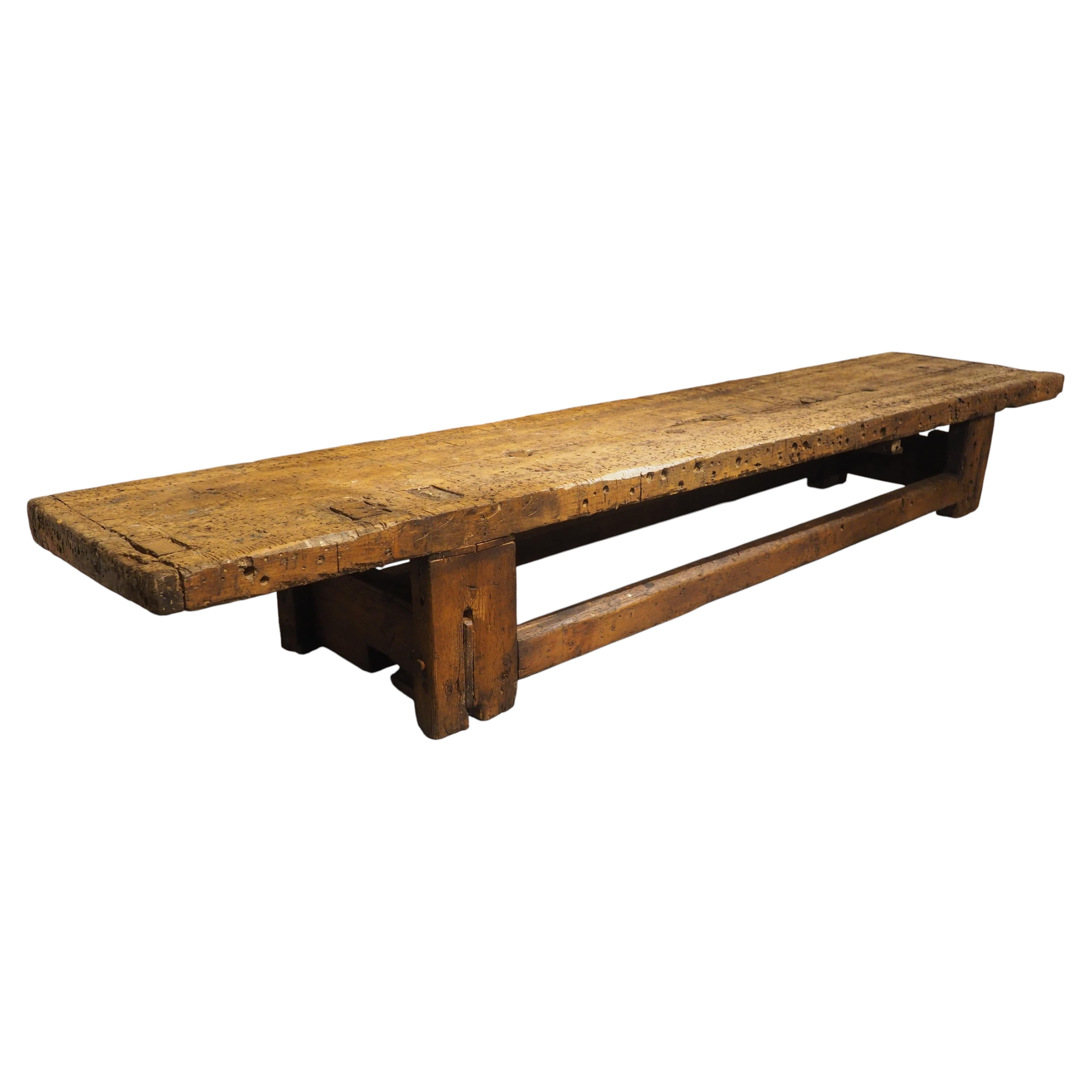 Long établi ancien en orme français transformé en table basse, CIRCA 1900 en vente