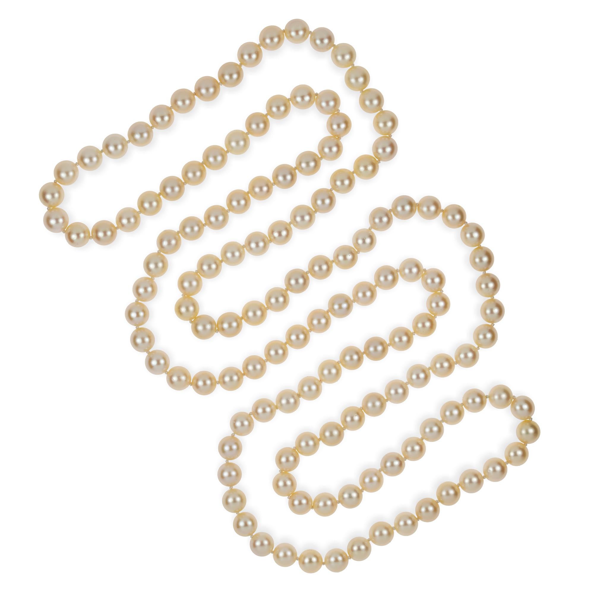 Un long collier de perles de culture, cent trente-deux perles de culture de couleur crème, d'un diamètre de 9 à 9,5 mm, enfilées et nouées, mesurant environ 132 cm de long, poids brut 14,7 grammes.

Ce collier est en très bon état.

Ce fabuleux