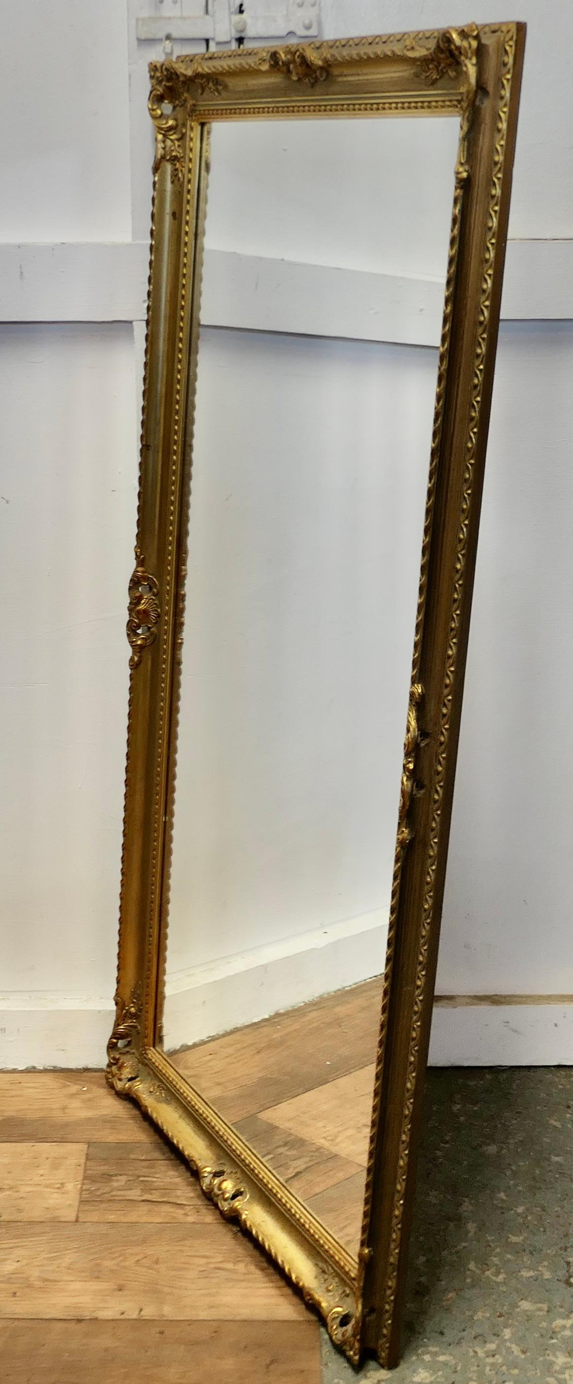 Ein langer dekorativer vergoldeter Wandspiegel  Ein reizvolles Stück  (Mitte des 20. Jahrhunderts) im Angebot