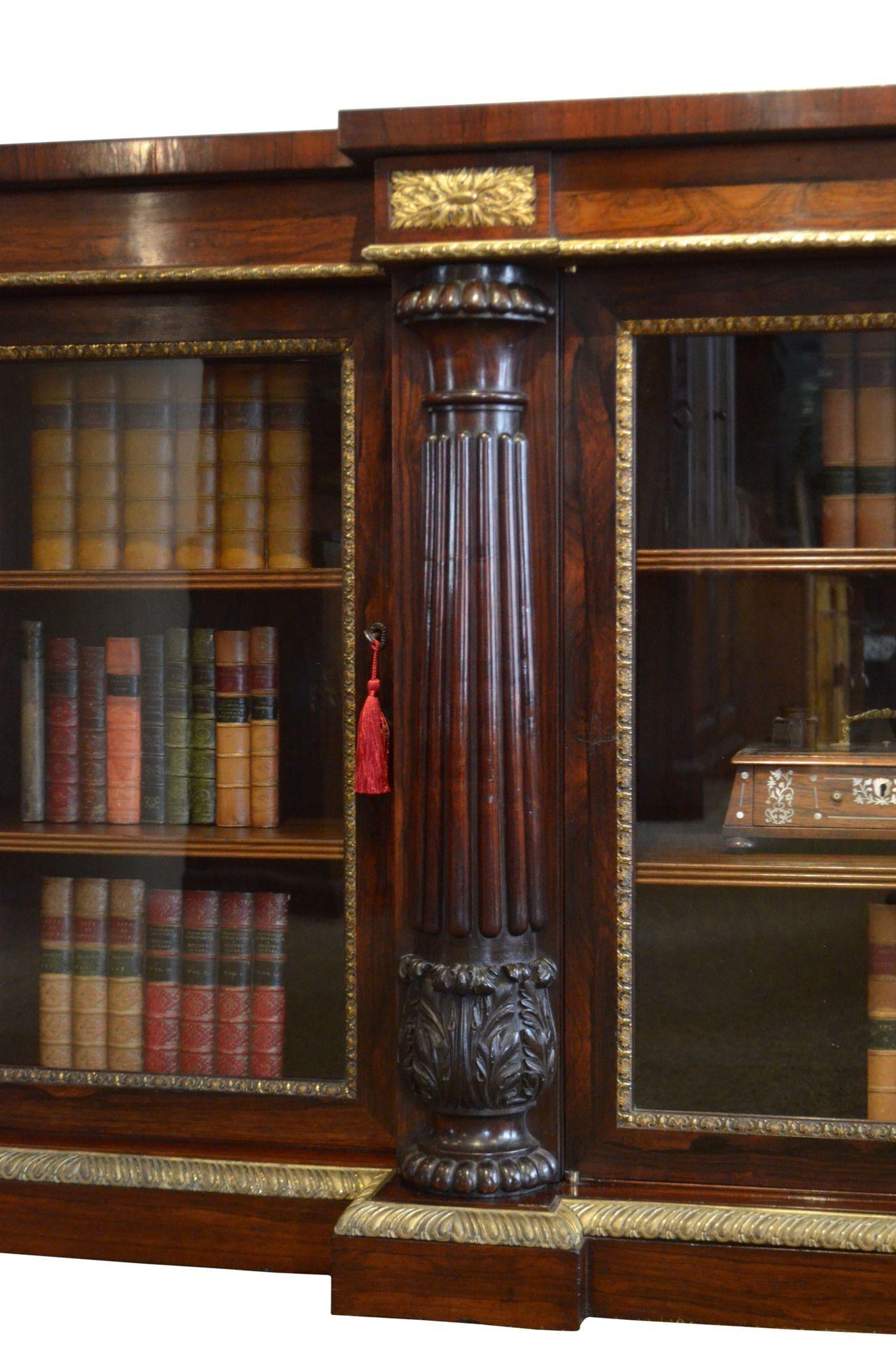 Un long meuble de rangement Regency anglais en bois de rose doré en vente 5