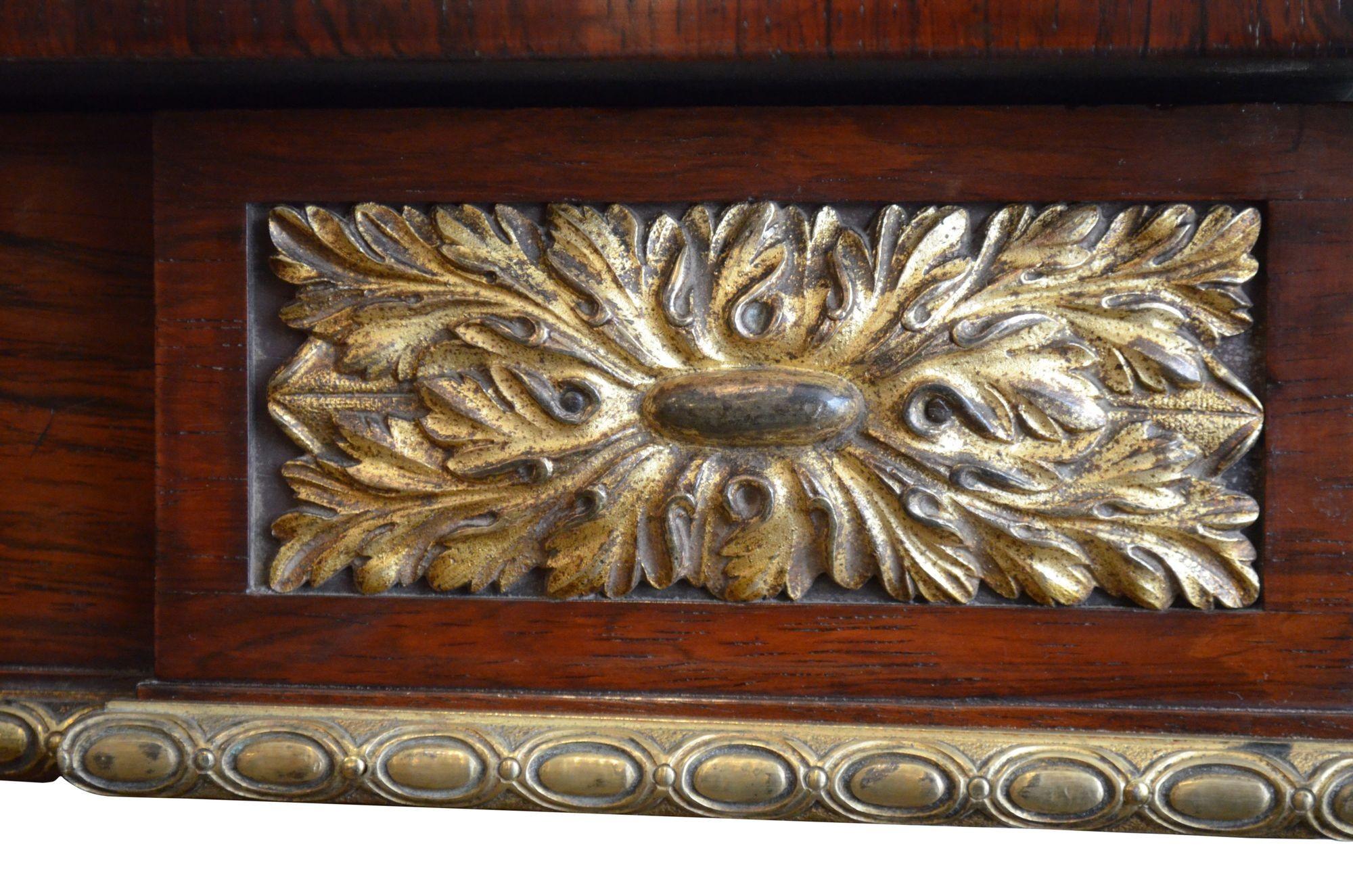 Un long meuble de rangement Regency anglais en bois de rose doré en vente 6