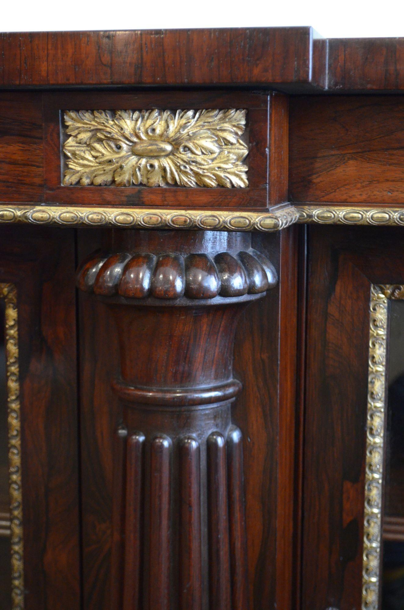 Un long meuble de rangement Regency anglais en bois de rose doré en vente 7