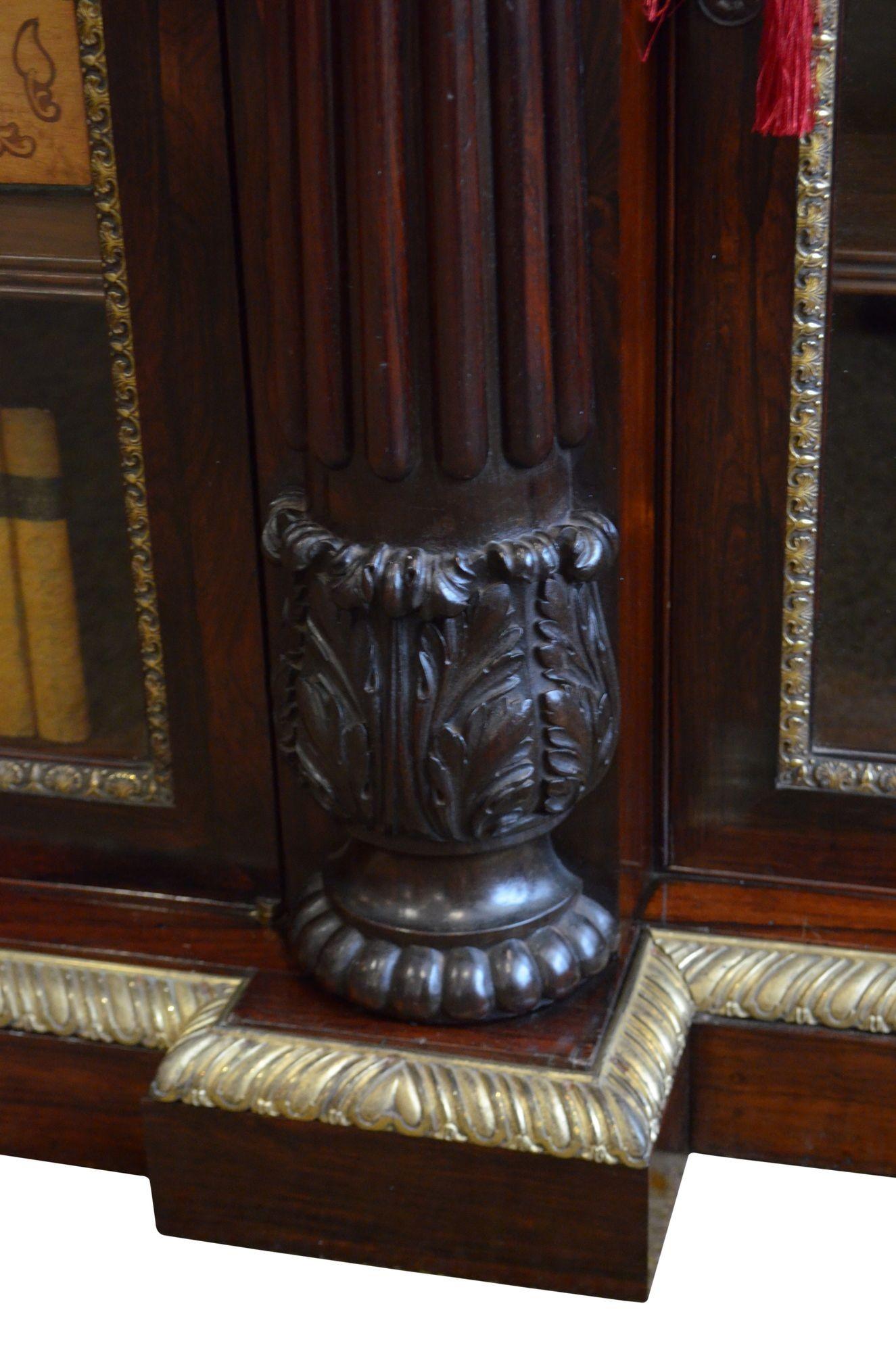 Un long meuble de rangement Regency anglais en bois de rose doré en vente 8