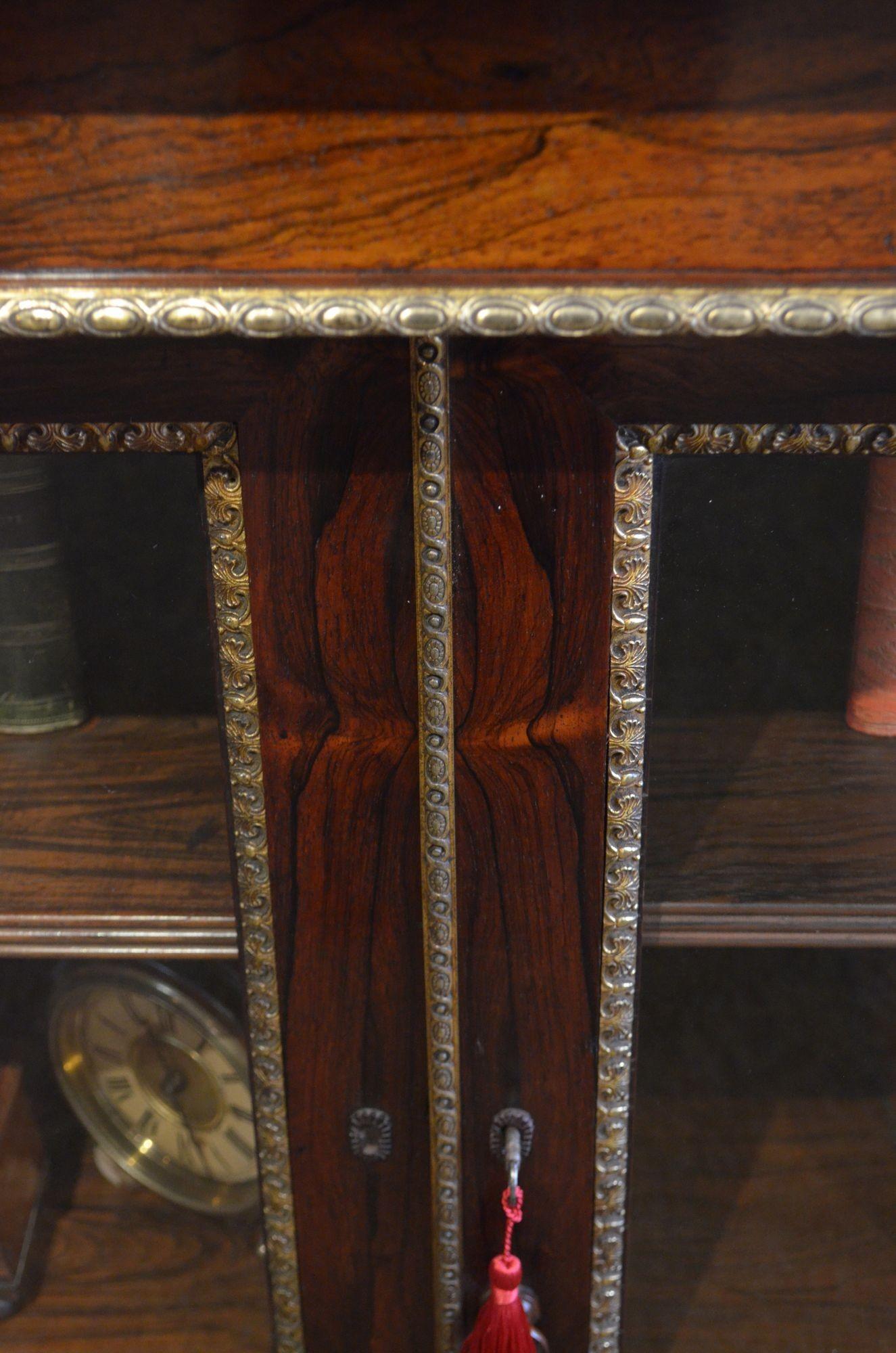 Un long meuble de rangement Regency anglais en bois de rose doré en vente 10
