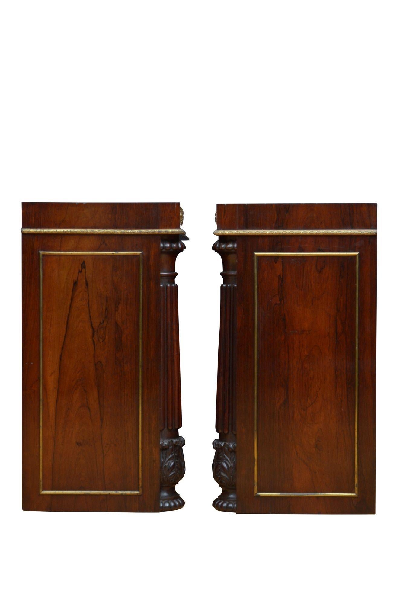 Un long meuble de rangement Regency anglais en bois de rose doré en vente 13