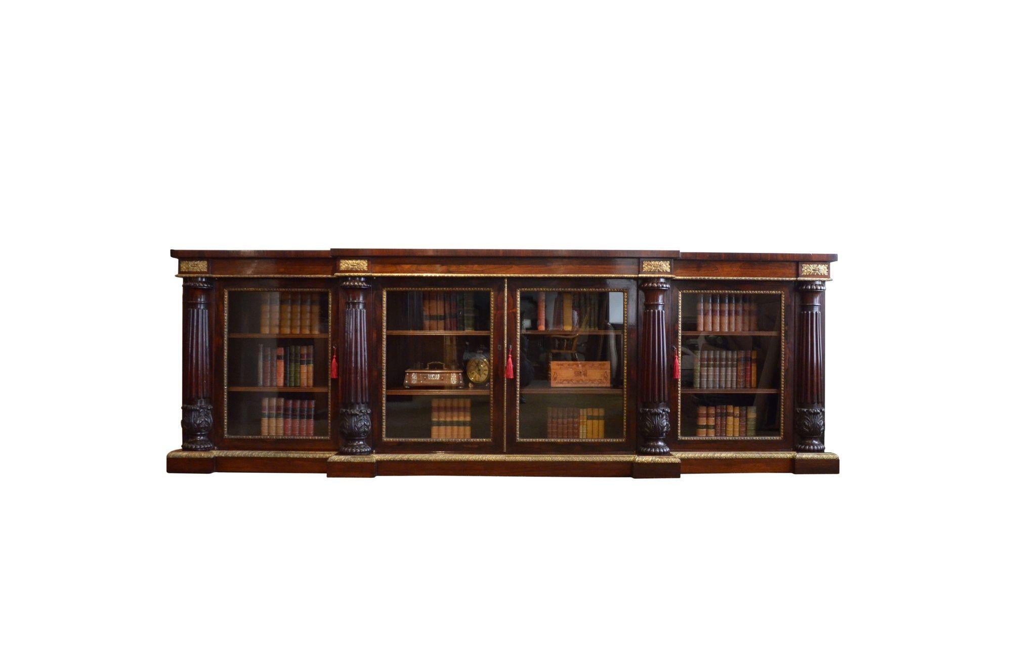 Anglais Un long meuble de rangement Regency anglais en bois de rose doré en vente