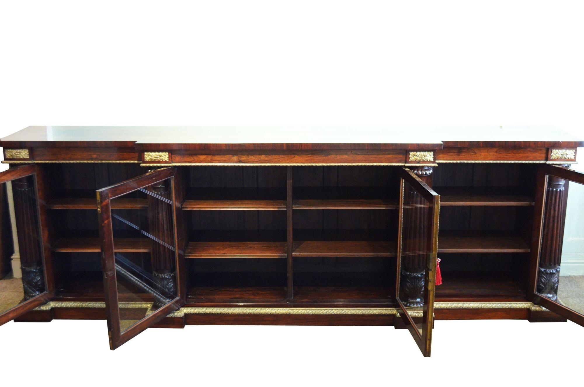 Un long meuble de rangement Regency anglais en bois de rose doré Bon état - En vente à Whaley Bridge, GB