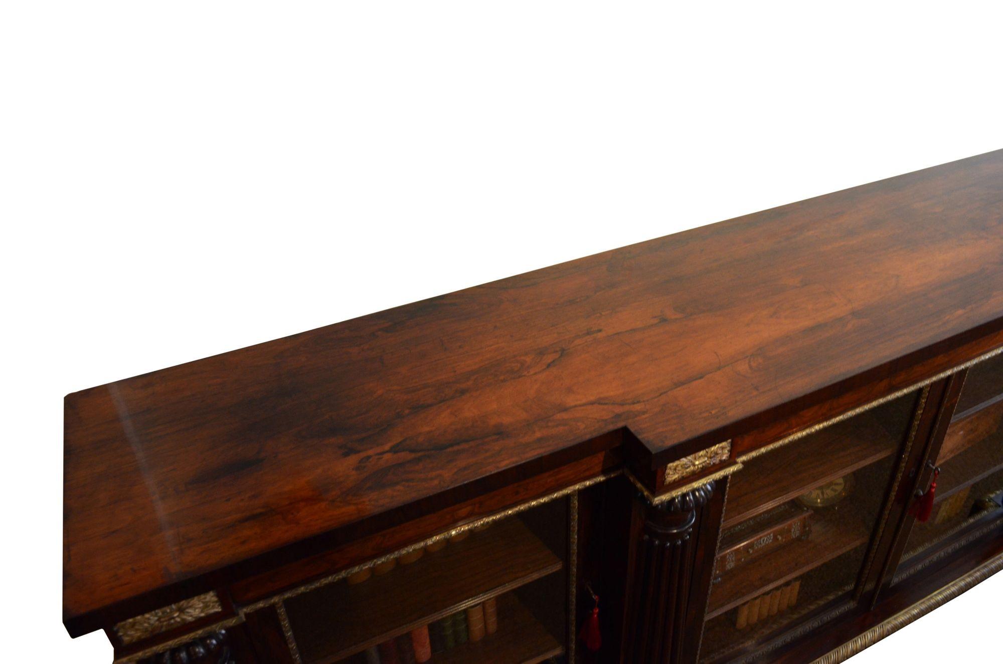 XIXe siècle Un long meuble de rangement Regency anglais en bois de rose doré en vente