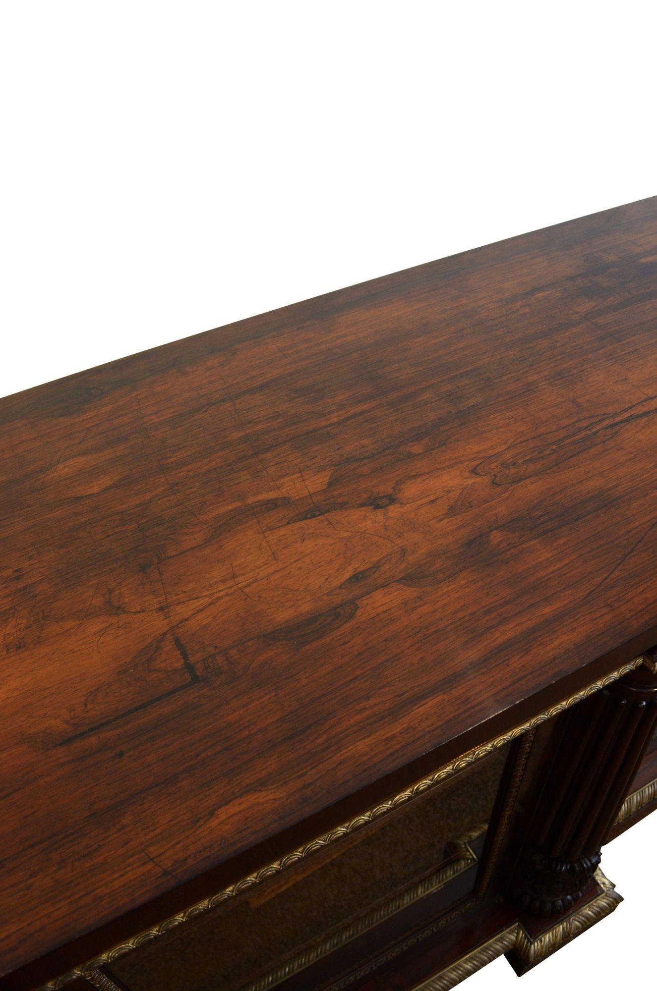 Un long meuble de rangement Regency anglais en bois de rose doré en vente 1