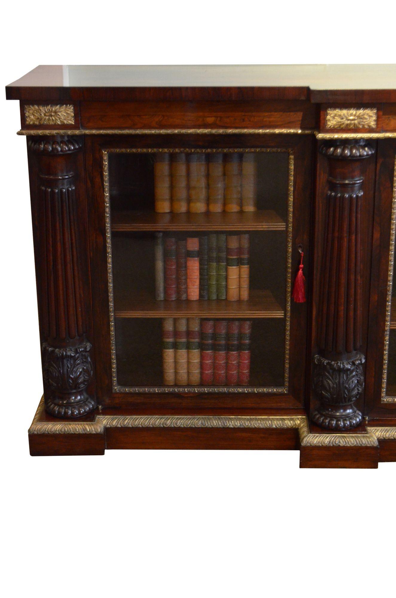 Un long meuble de rangement Regency anglais en bois de rose doré en vente 2