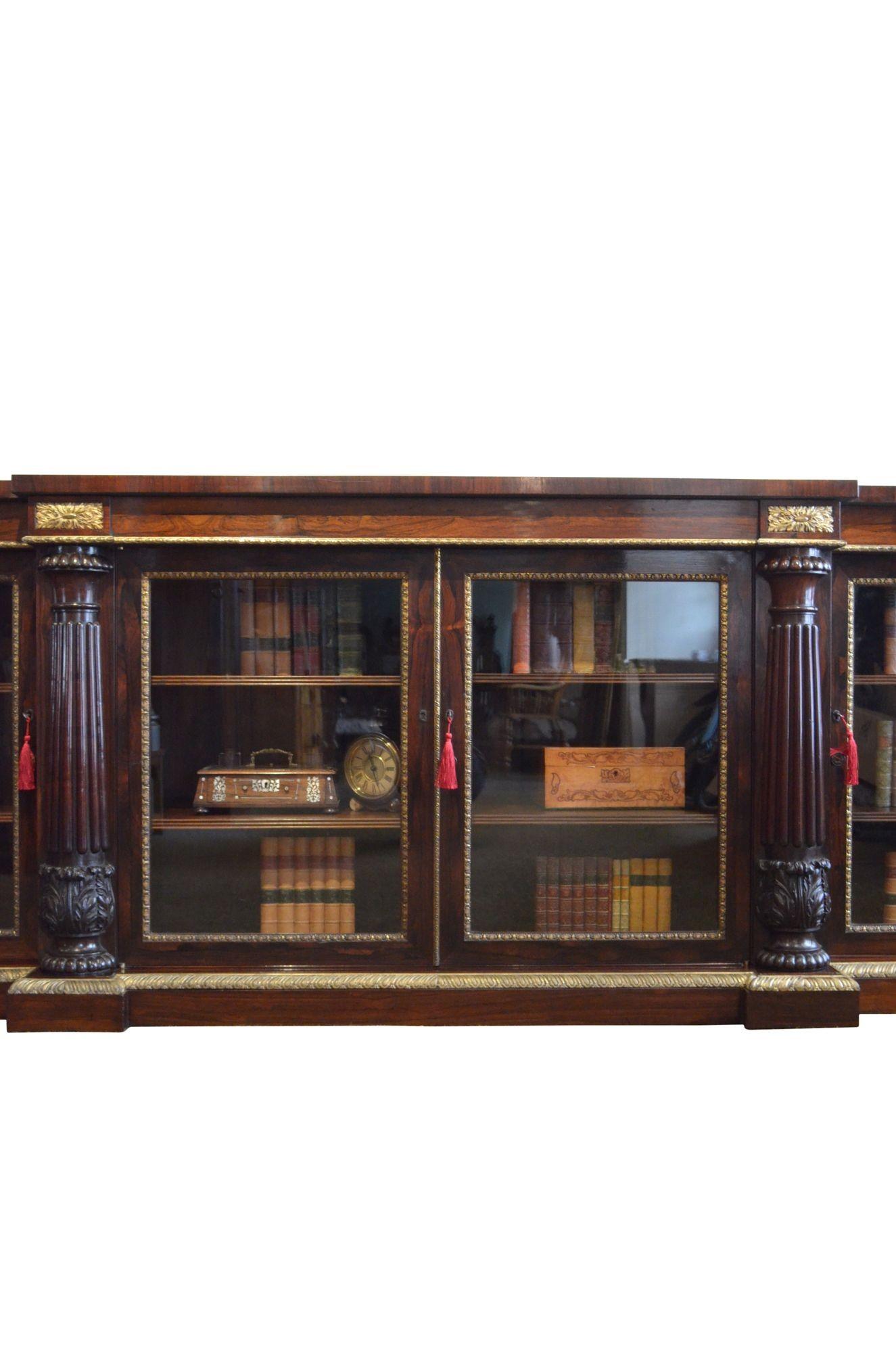 Un long meuble de rangement Regency anglais en bois de rose doré en vente 3