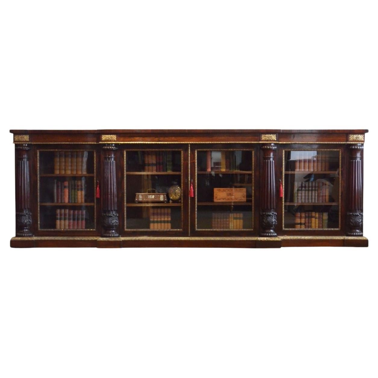 Un long meuble de rangement Regency anglais en bois de rose doré en vente