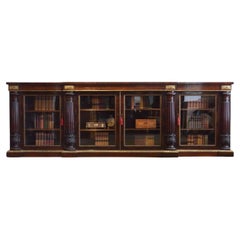 Un long meuble de rangement Regency anglais en bois de rose doré