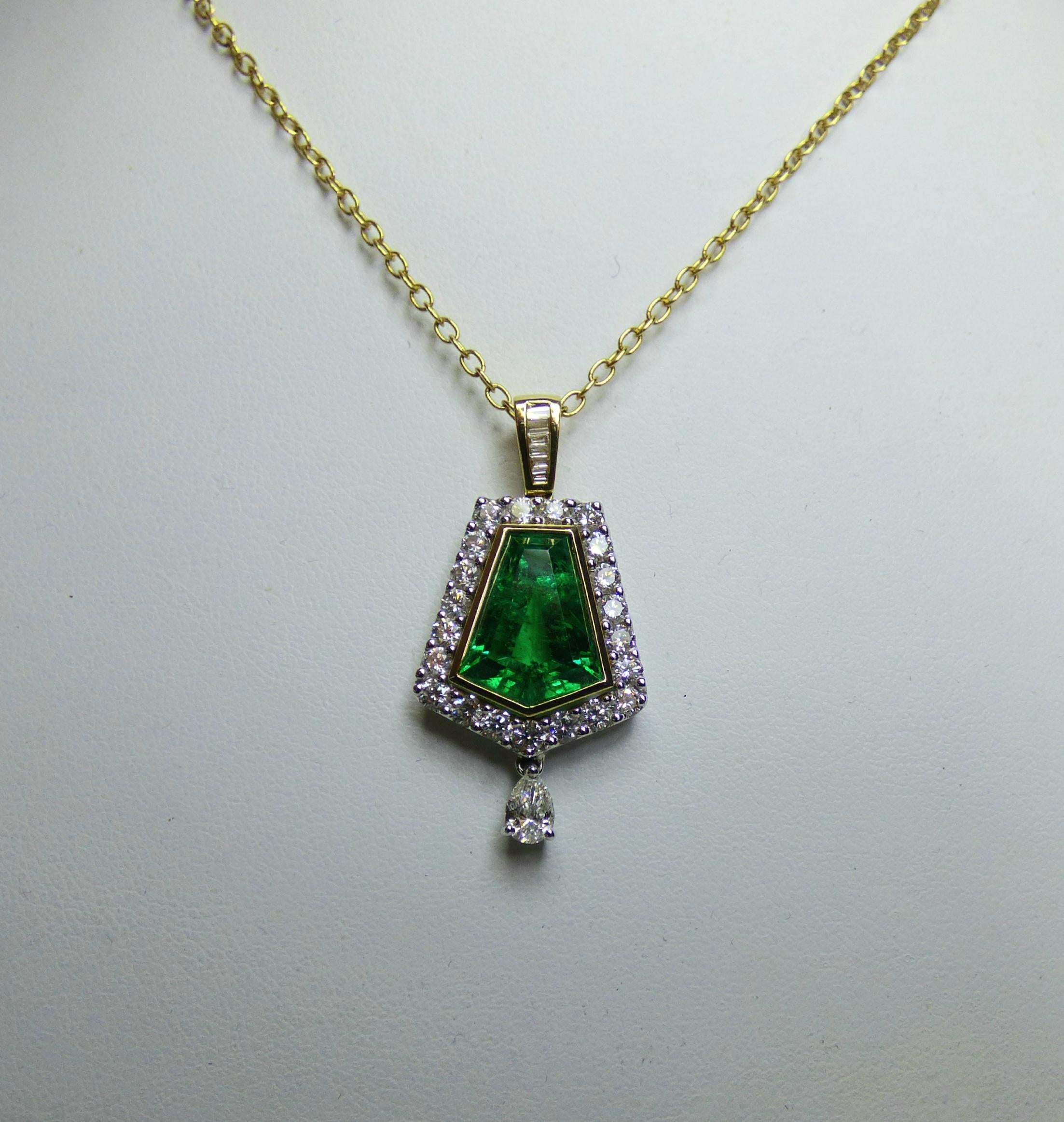 Contemporary Long Pentagonal Emerald 4.5ct and Diamond Pendant in 18K Gold For Sale