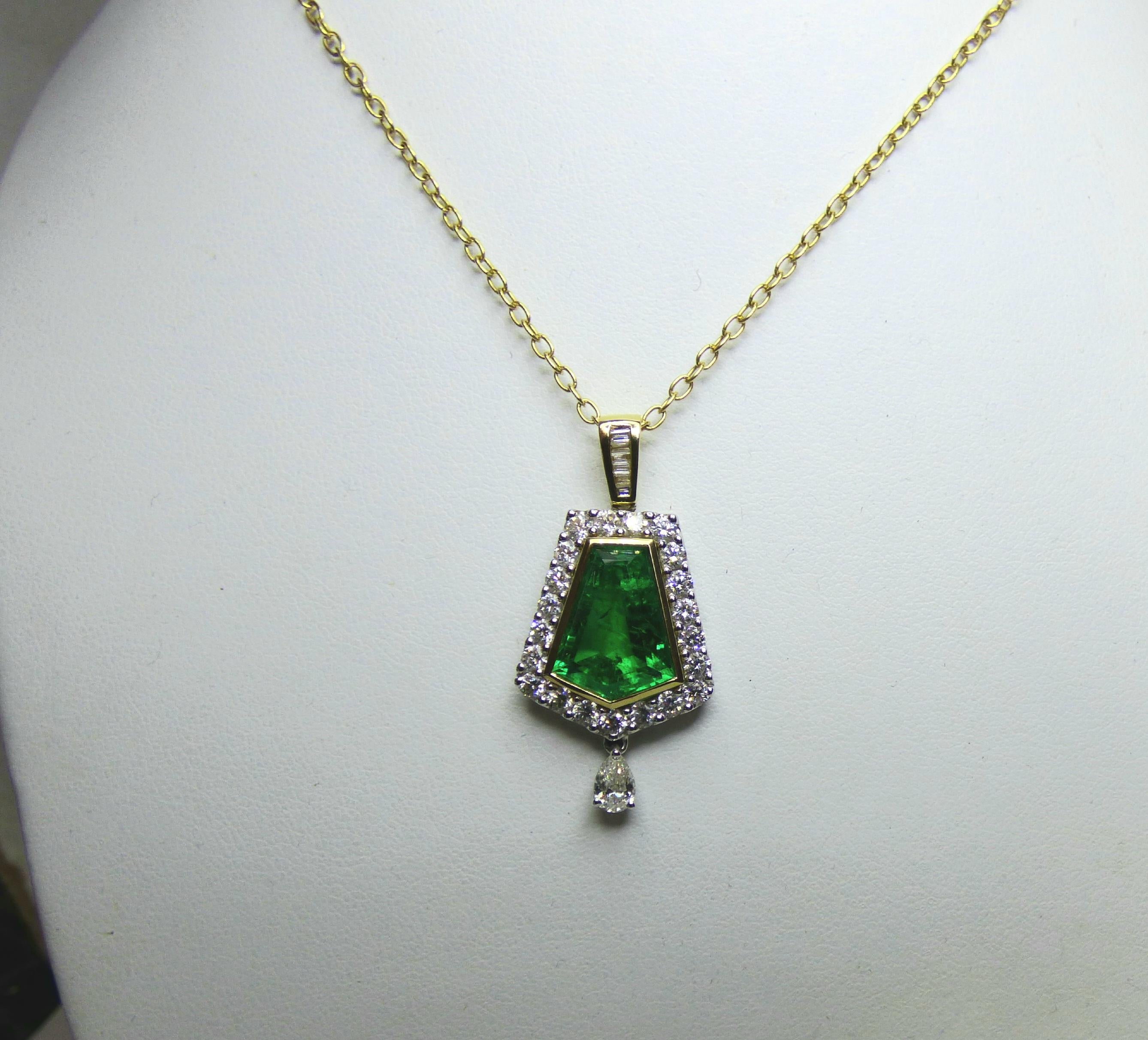 Long Pentagonal Emerald 4.5ct and Diamond Pendant in 18K Gold In New Condition For Sale In Dublin, IE