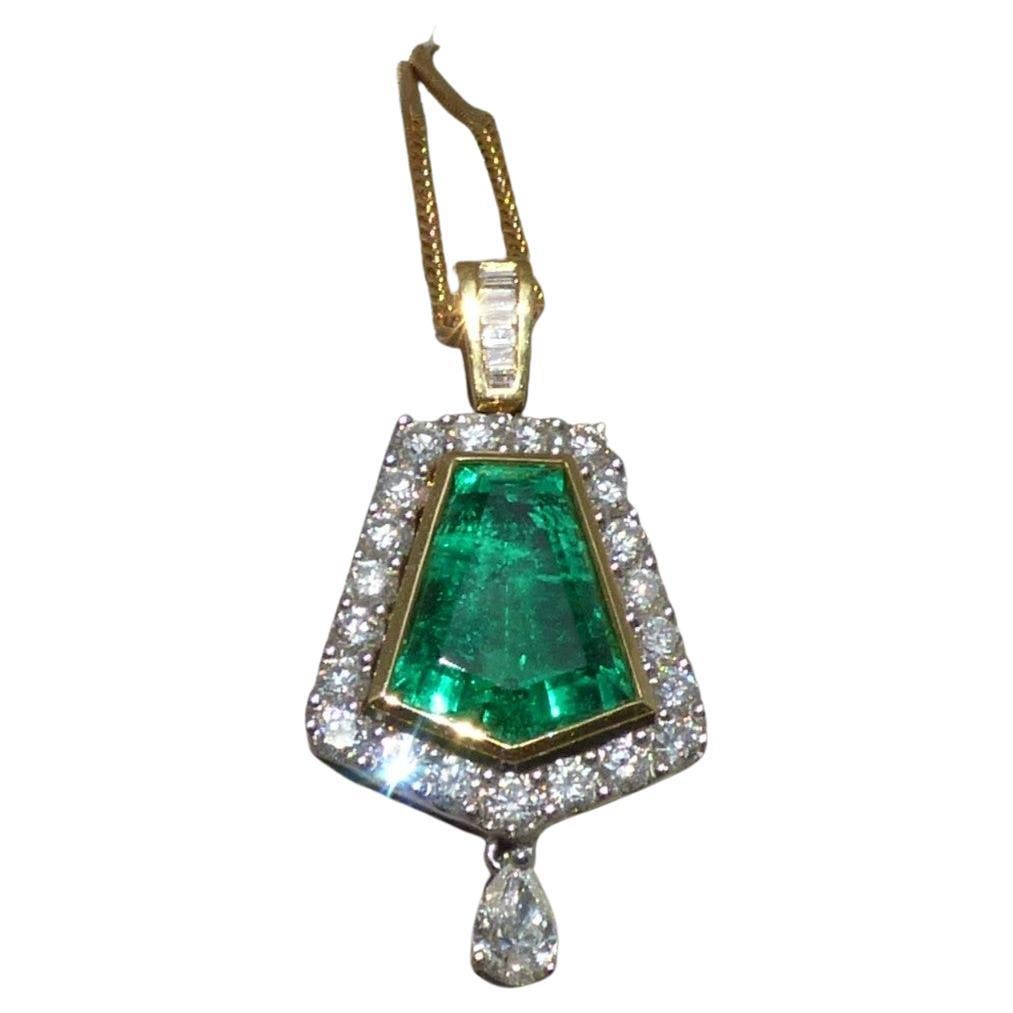 Long Pentagonal Emerald 4.5ct and Diamond Pendant in 18K Gold For Sale