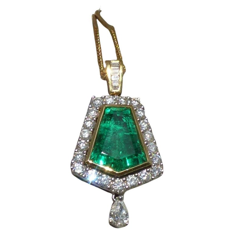 Long Pentagonal Emerald and Diamond Pendant in 18K Gold For Sale at 1stDibs