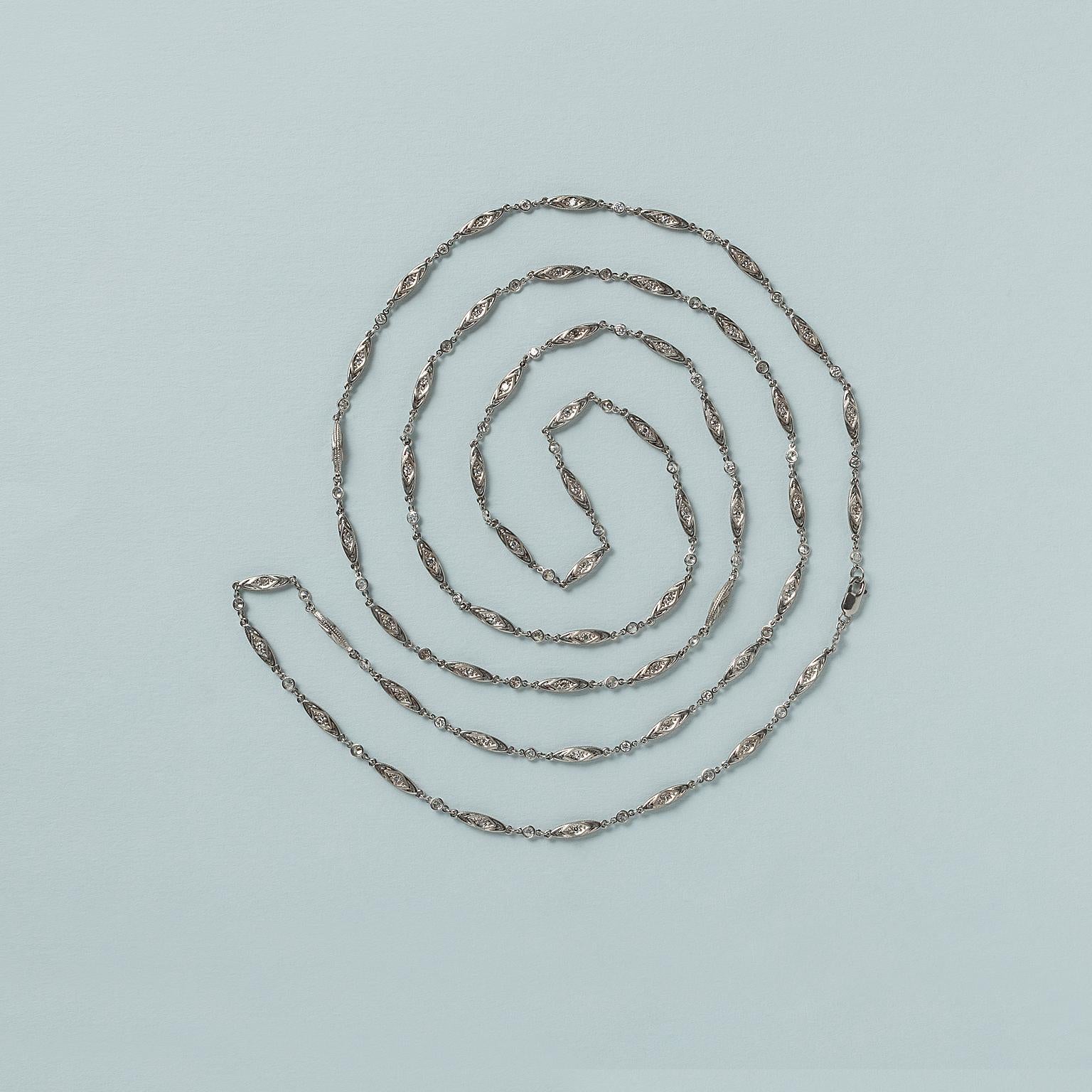 Lunga catena in platino con maglie lavorate aperte a forma di navette che contengono un singolo diamante tagliato (per un totale di circa 1,46 carati) su ogni lato, tra cui sono incastonati diamanti taglio brillante (per un totale di circa 1,71
