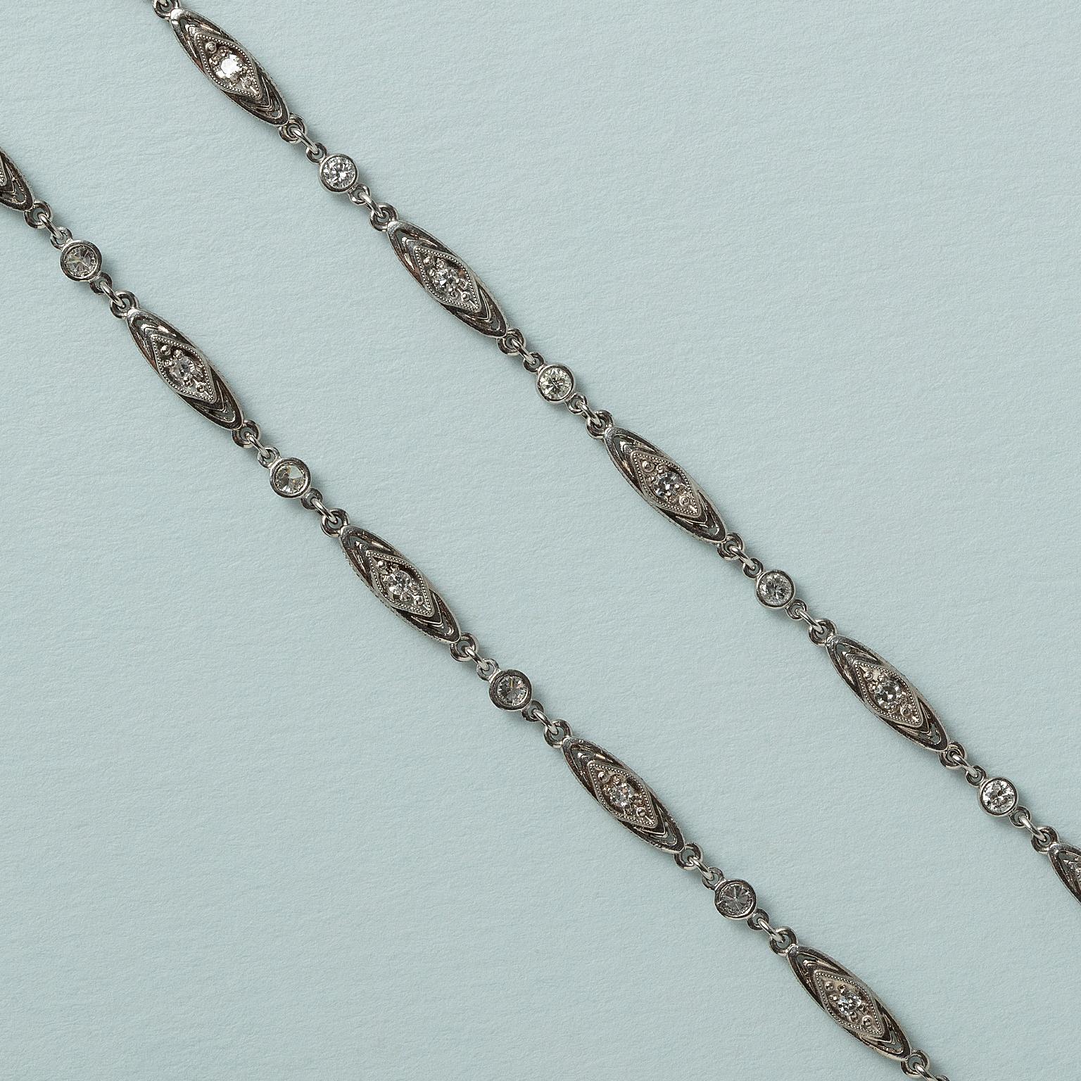 Taglio brillante Una lunga catena Art Déco in platino con diamanti in vendita