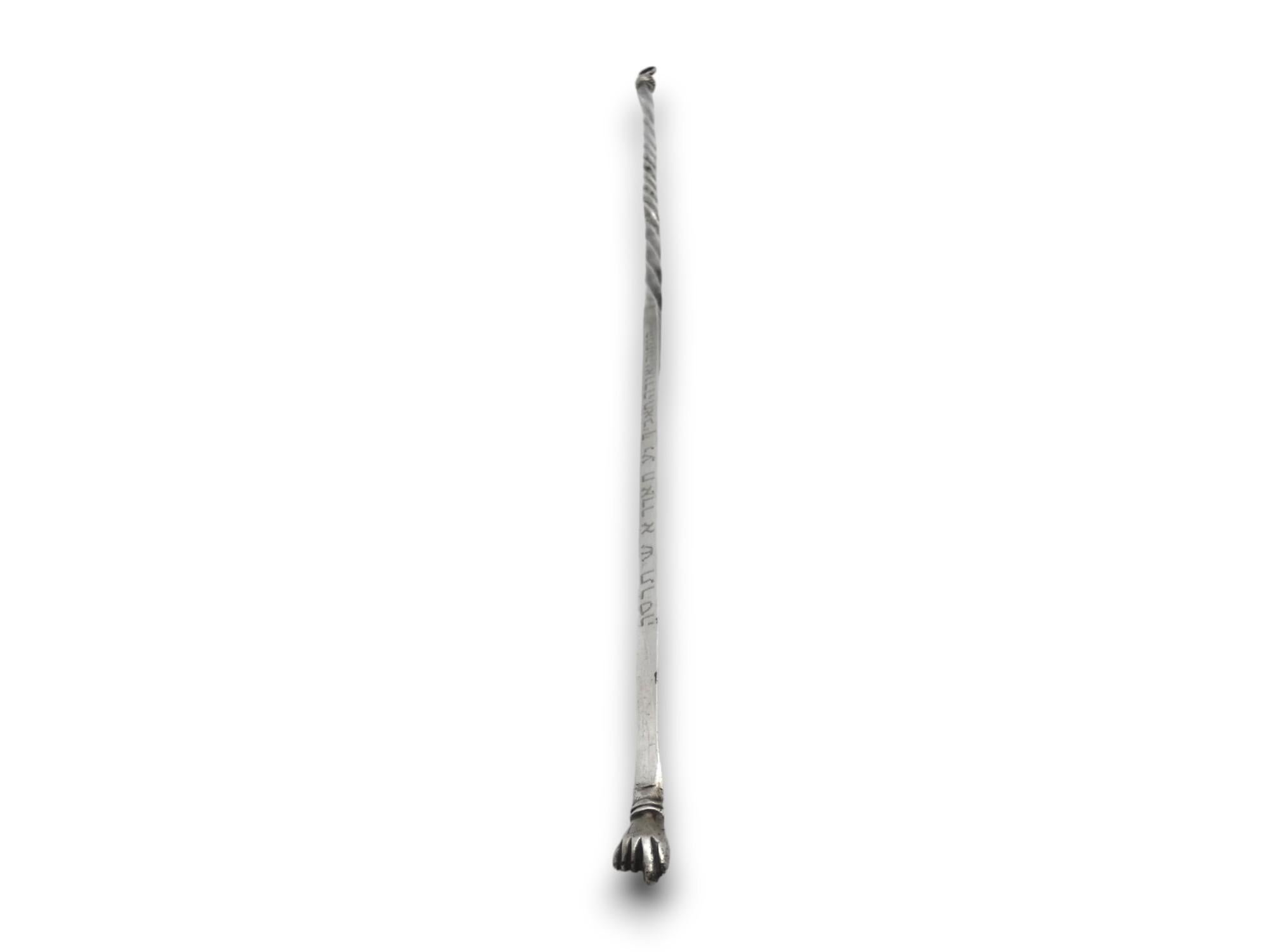 Un long pointeur de Torah turc en argent, ou 
