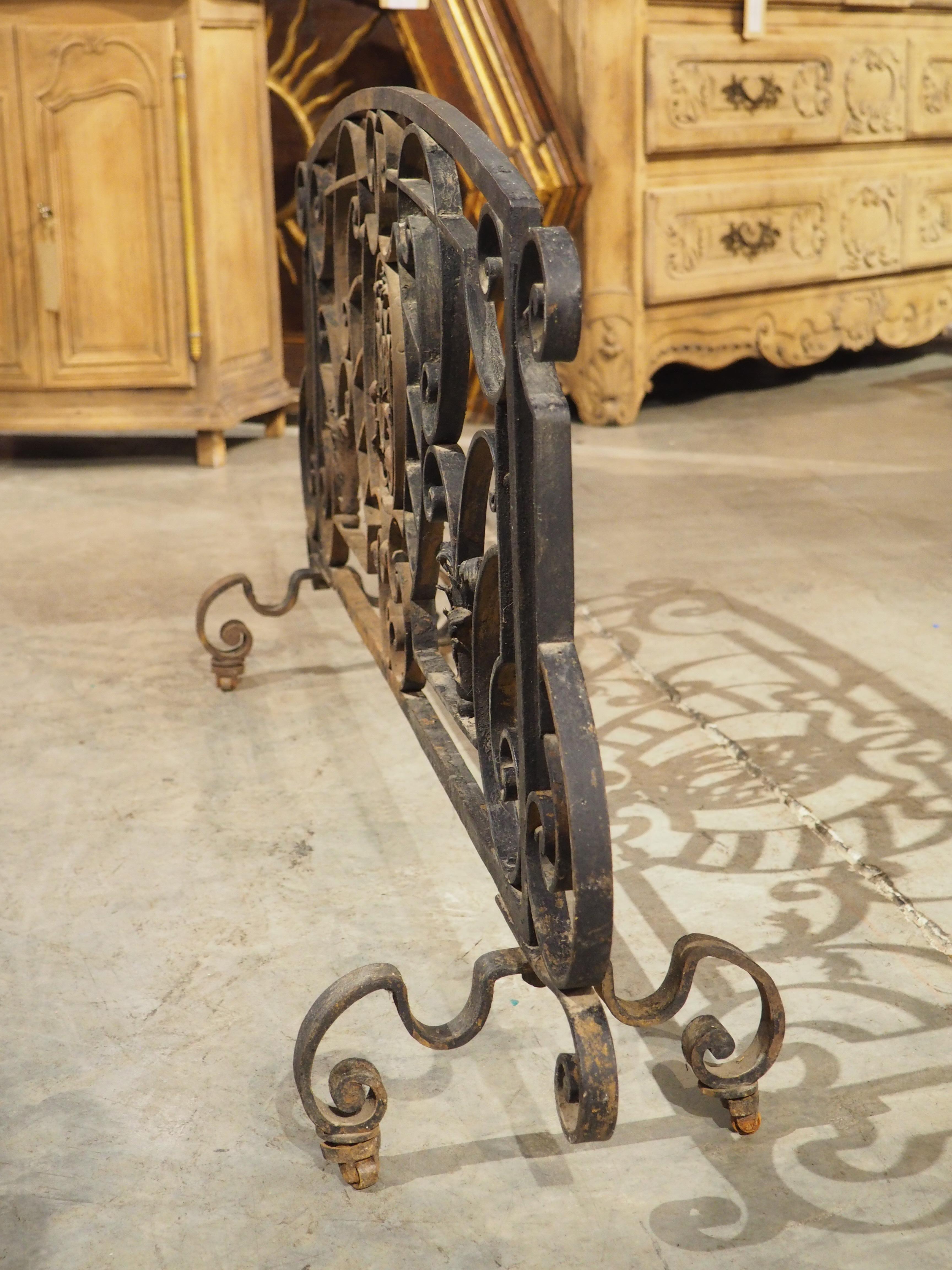 Rejilla larga de hierro forjado para chimenea francesa con monograma central, circa 1890 en venta 7
