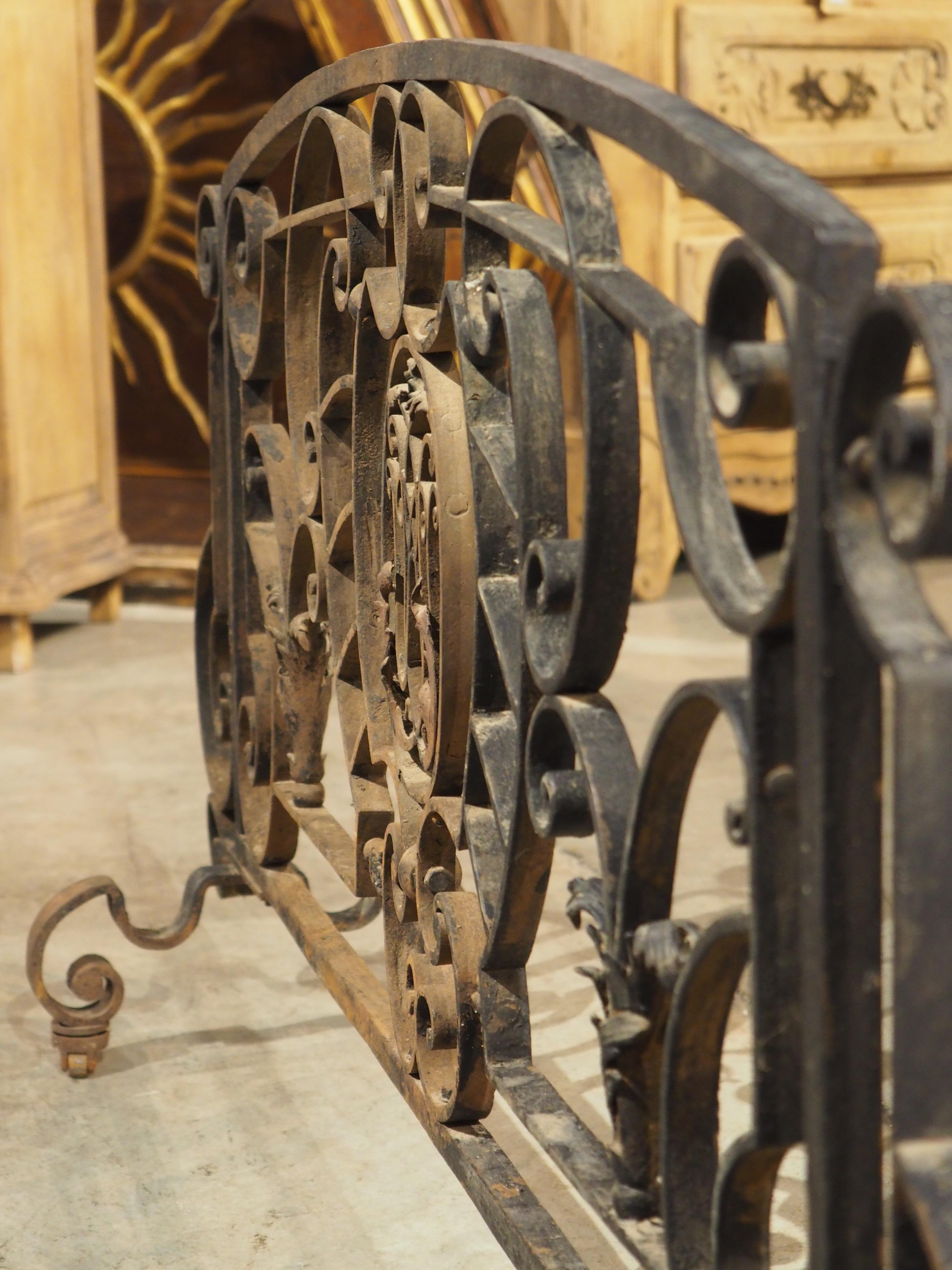 Rejilla larga de hierro forjado para chimenea francesa con monograma central, circa 1890 en venta 9