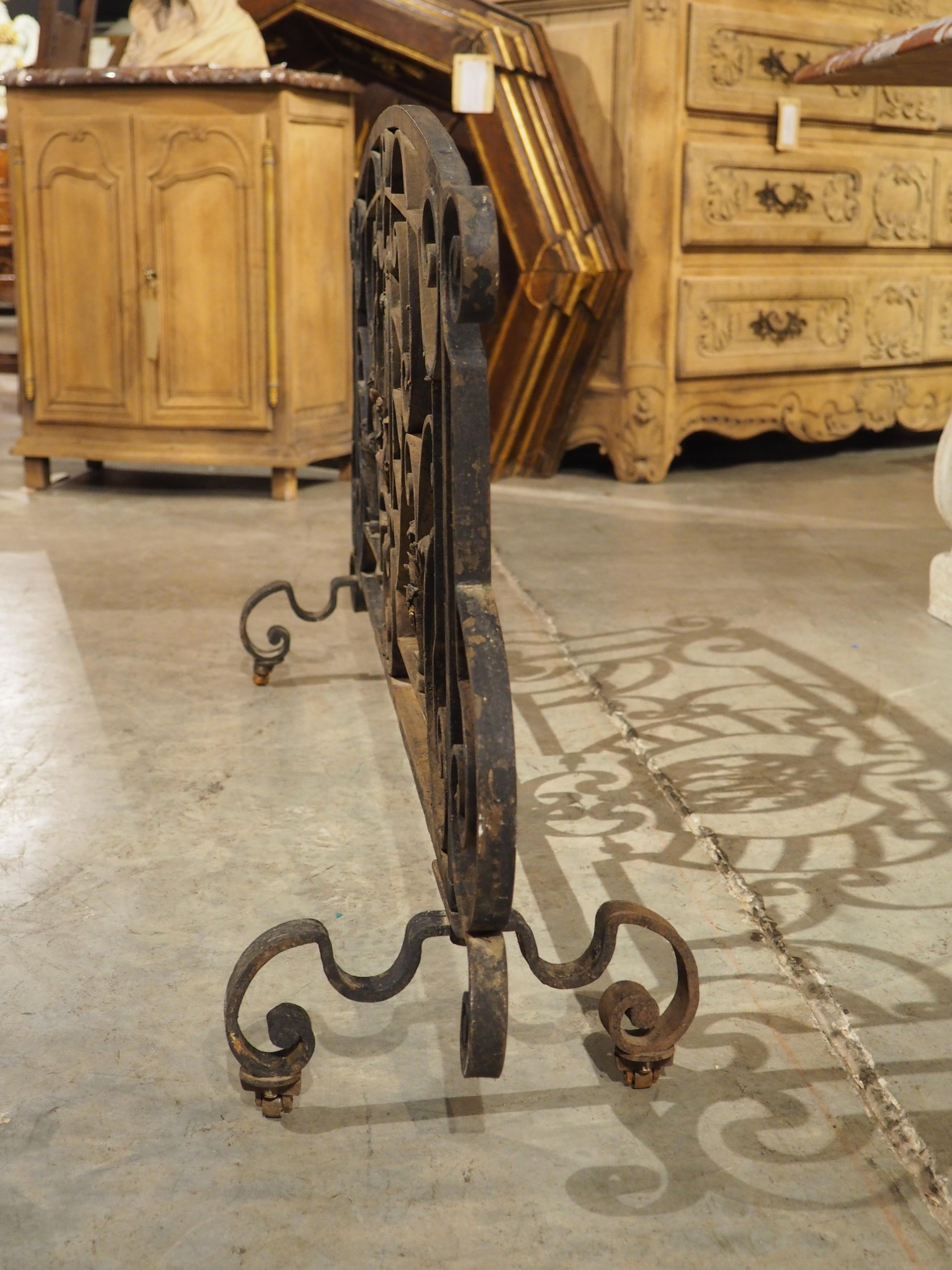 Rejilla larga de hierro forjado para chimenea francesa con monograma central, circa 1890 en venta 10