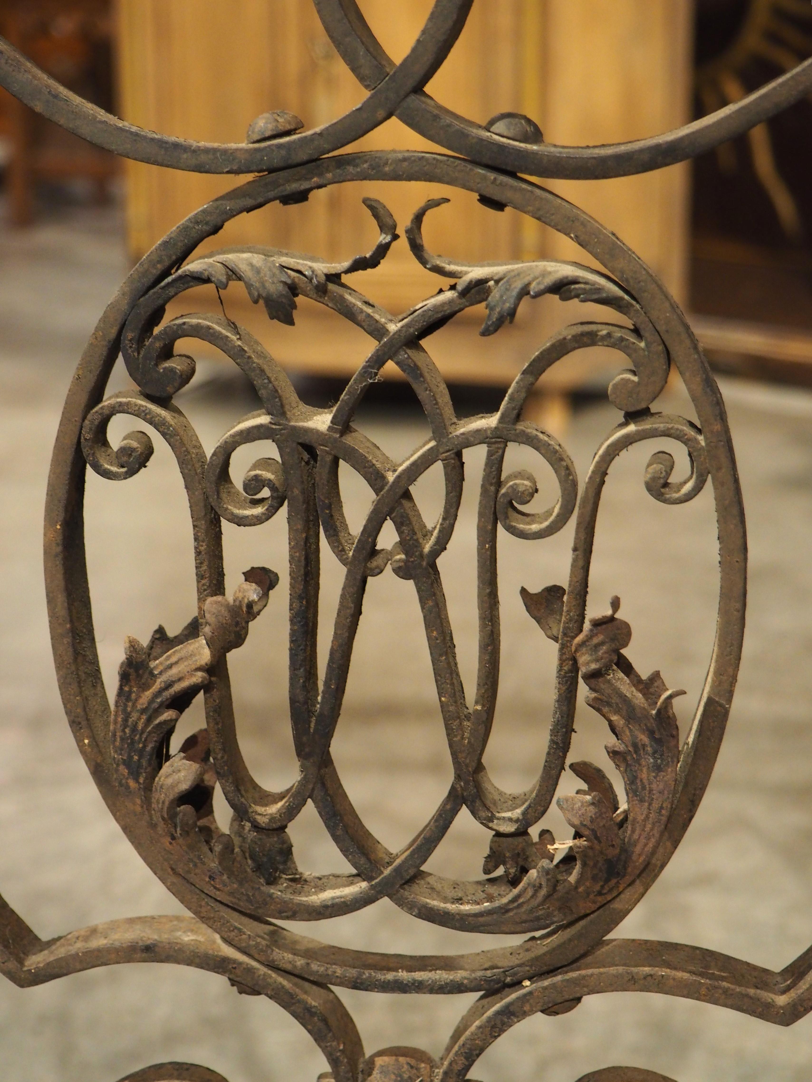 Rejilla larga de hierro forjado para chimenea francesa con monograma central, circa 1890 en venta 11