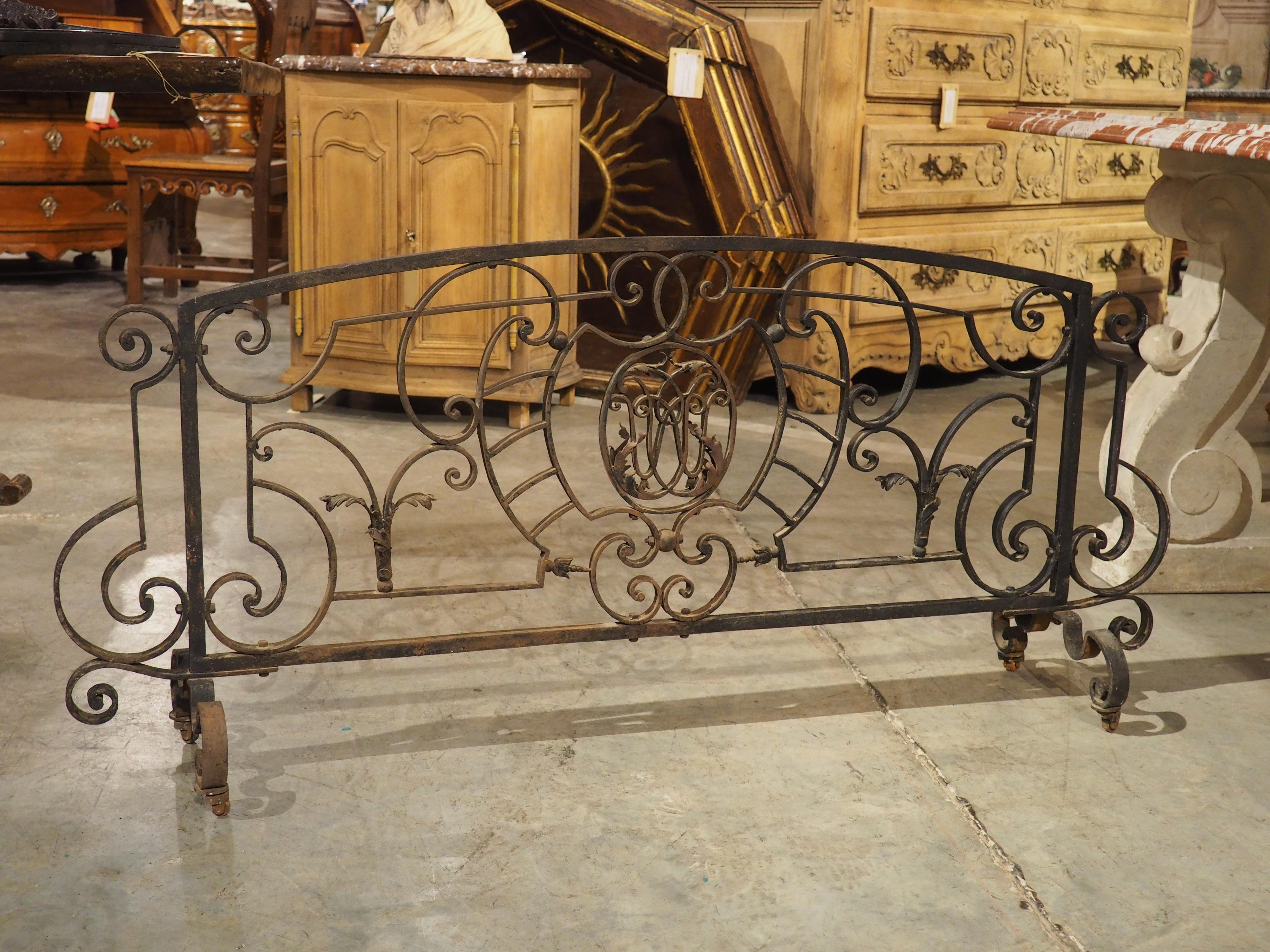 Rejilla larga de hierro forjado para chimenea francesa con monograma central, circa 1890 en venta 13
