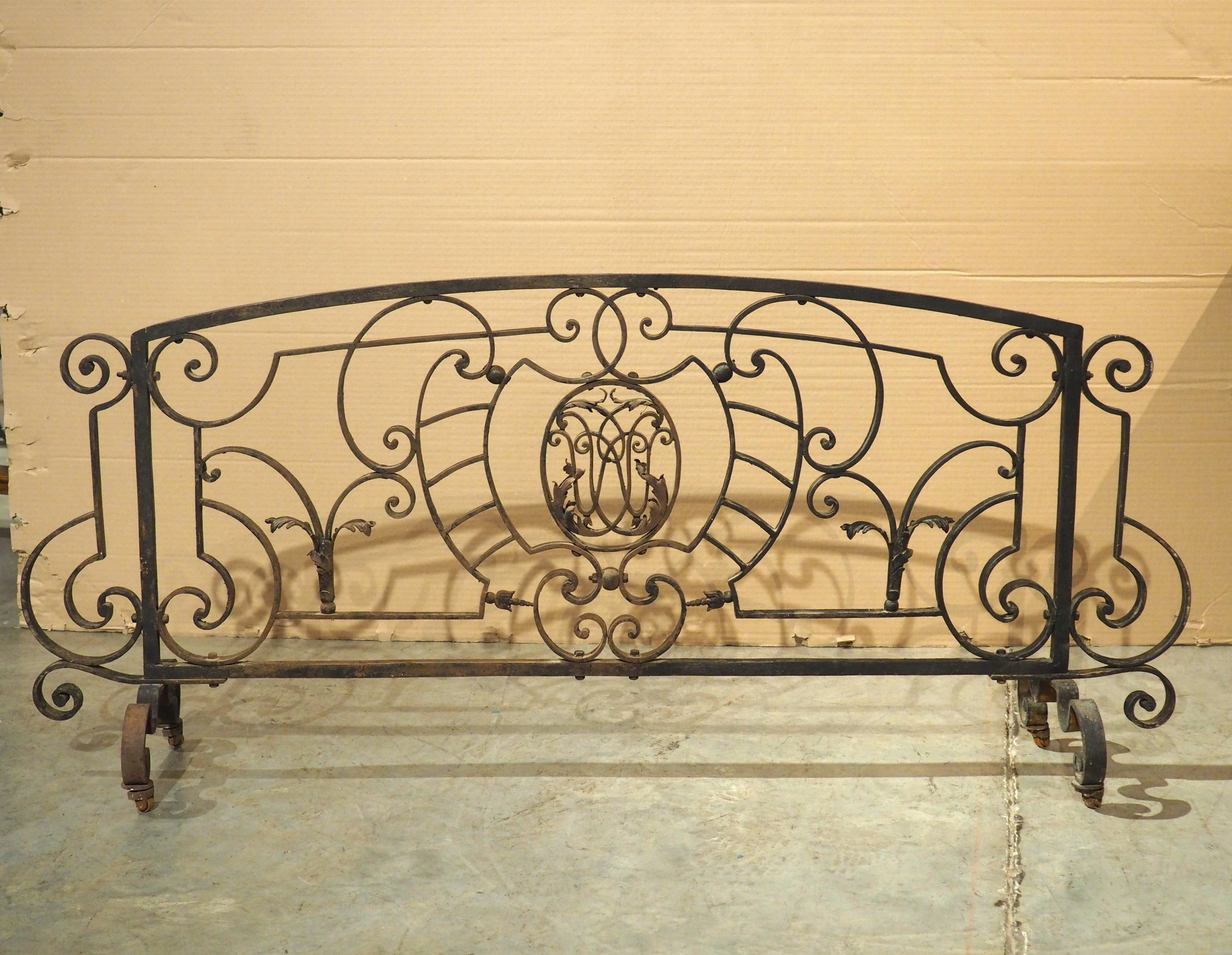Rejilla larga de hierro forjado para chimenea francesa con monograma central, circa 1890 en venta 14