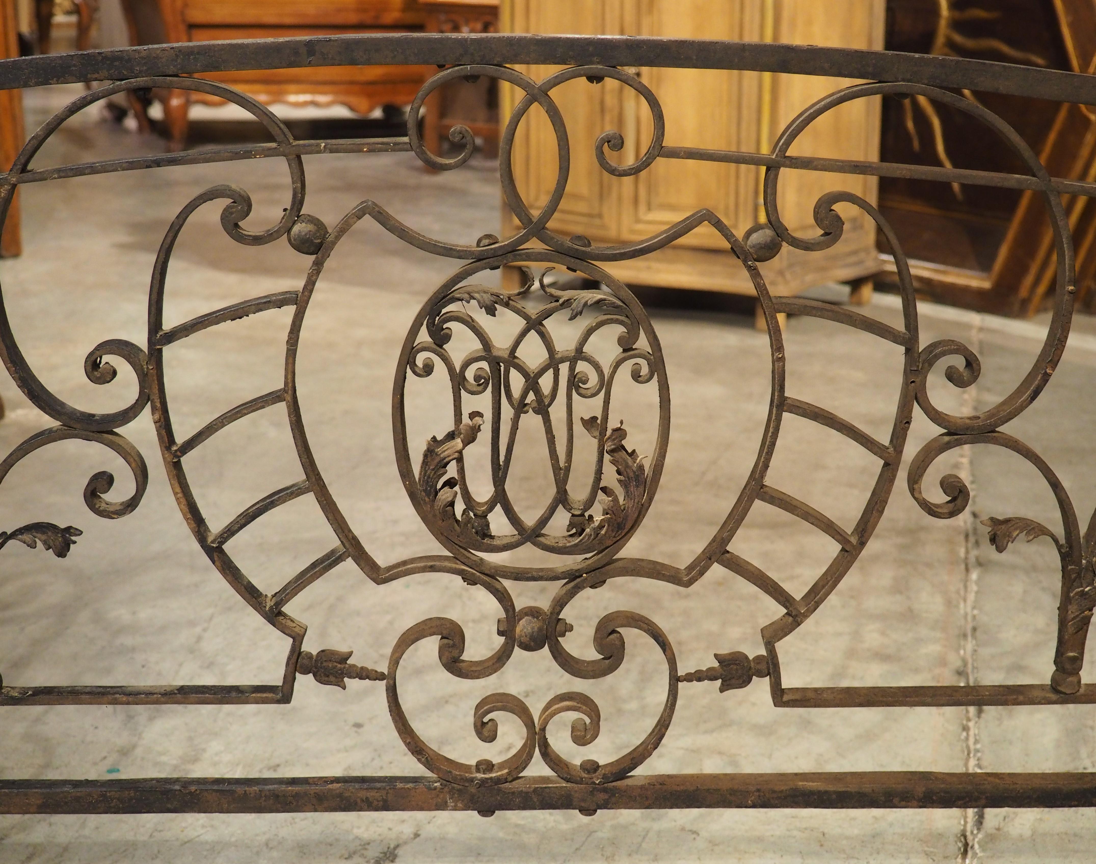 Rejilla larga de hierro forjado para chimenea francesa con monograma central, circa 1890 en Desgastado estado para la venta en Dallas, TX