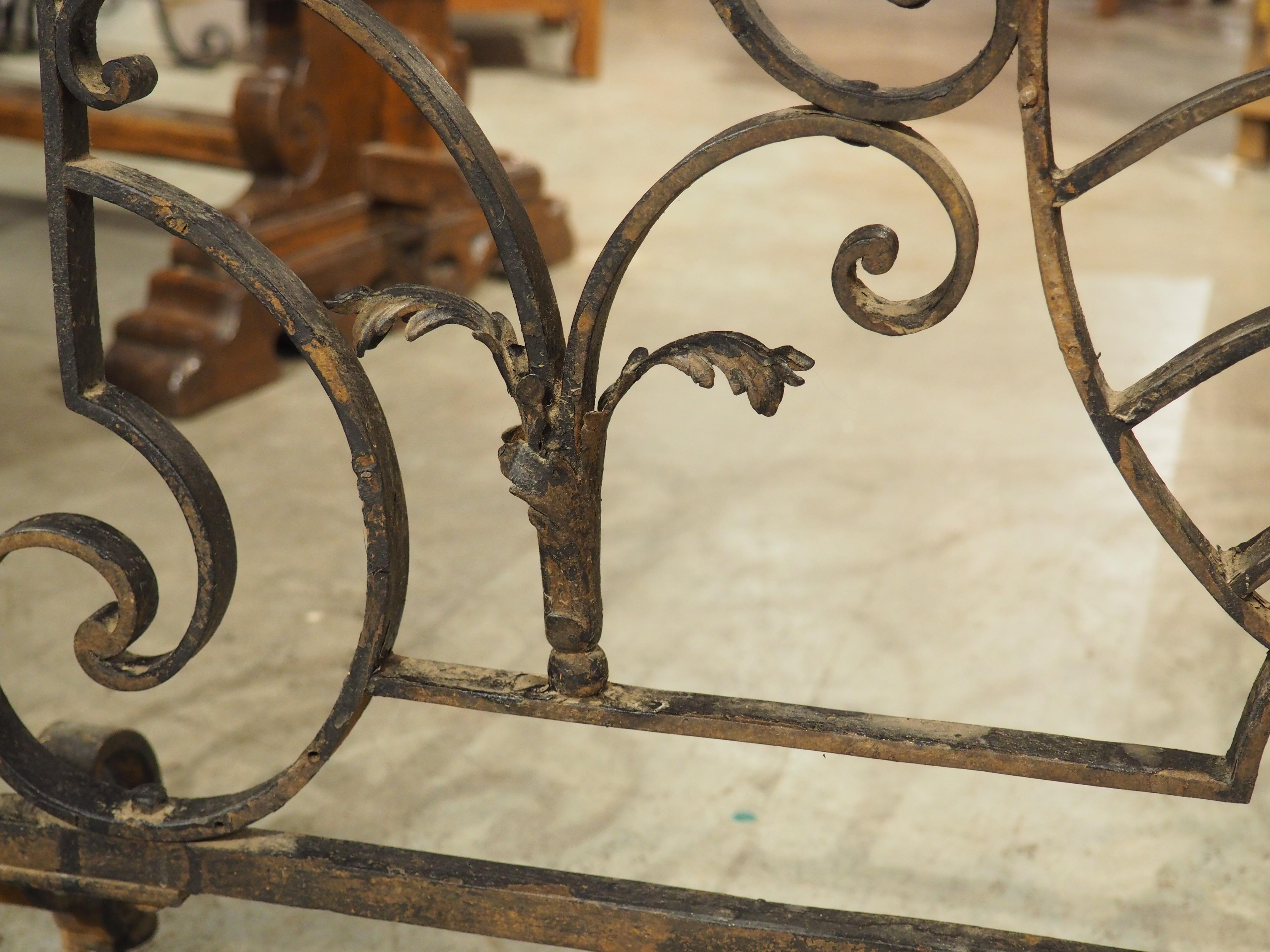 Rejilla larga de hierro forjado para chimenea francesa con monograma central, circa 1890 Metal en venta