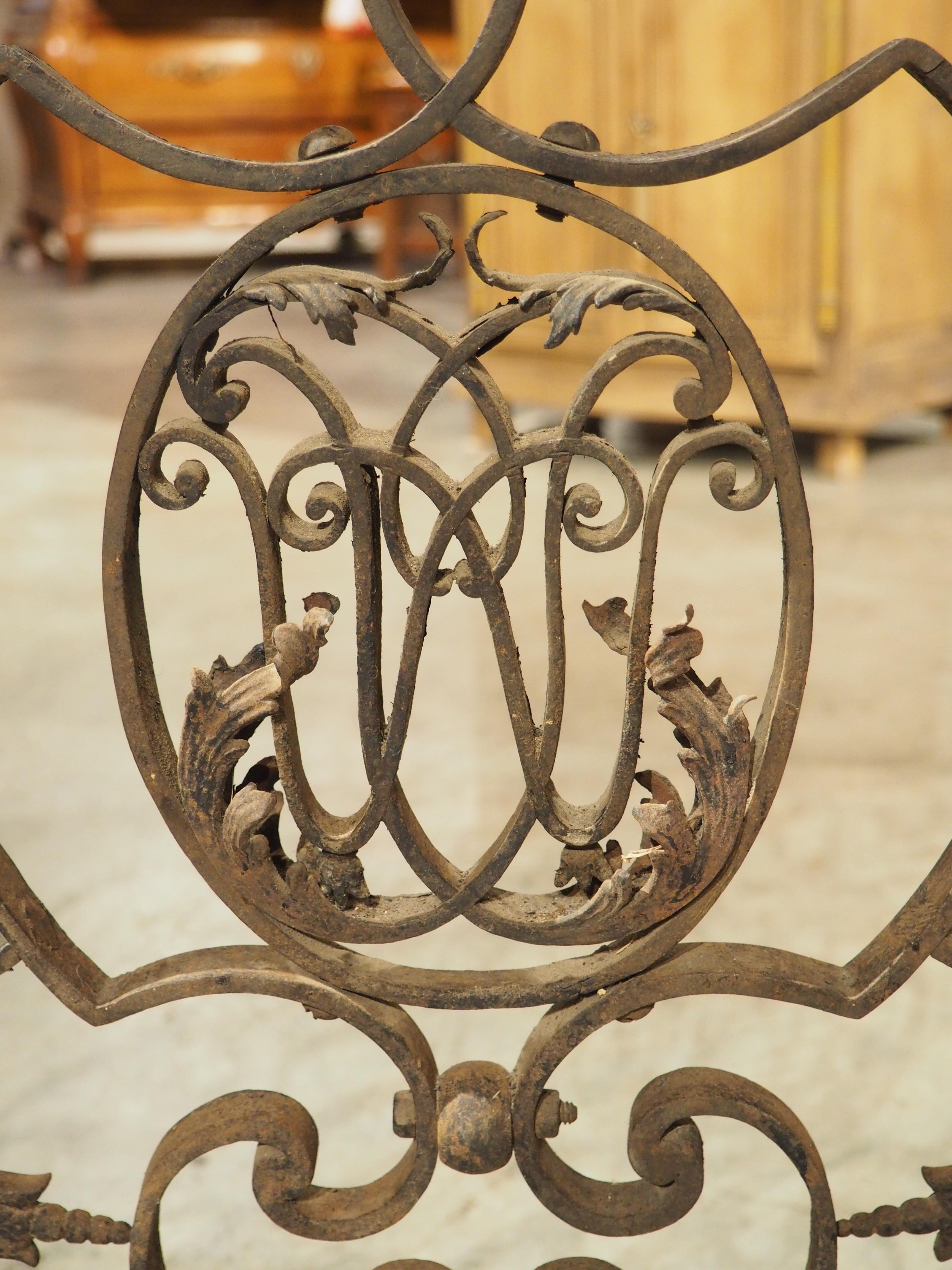 Rejilla larga de hierro forjado para chimenea francesa con monograma central, circa 1890 en venta 1