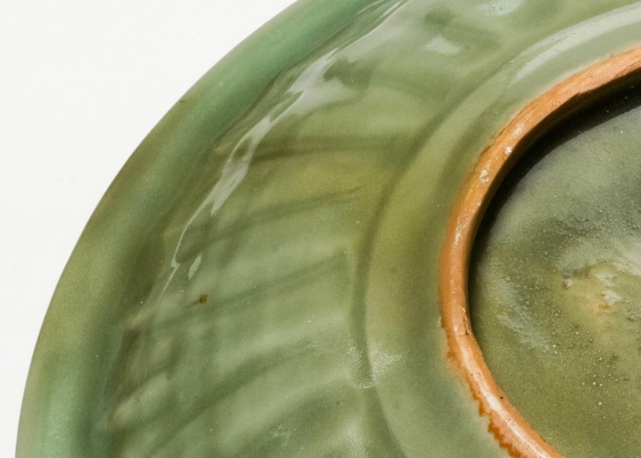 A Longquan Celadon-Glazed 'Dragon' Dish, Yuan Dynasty In Good Condition For Sale In seoul, KR