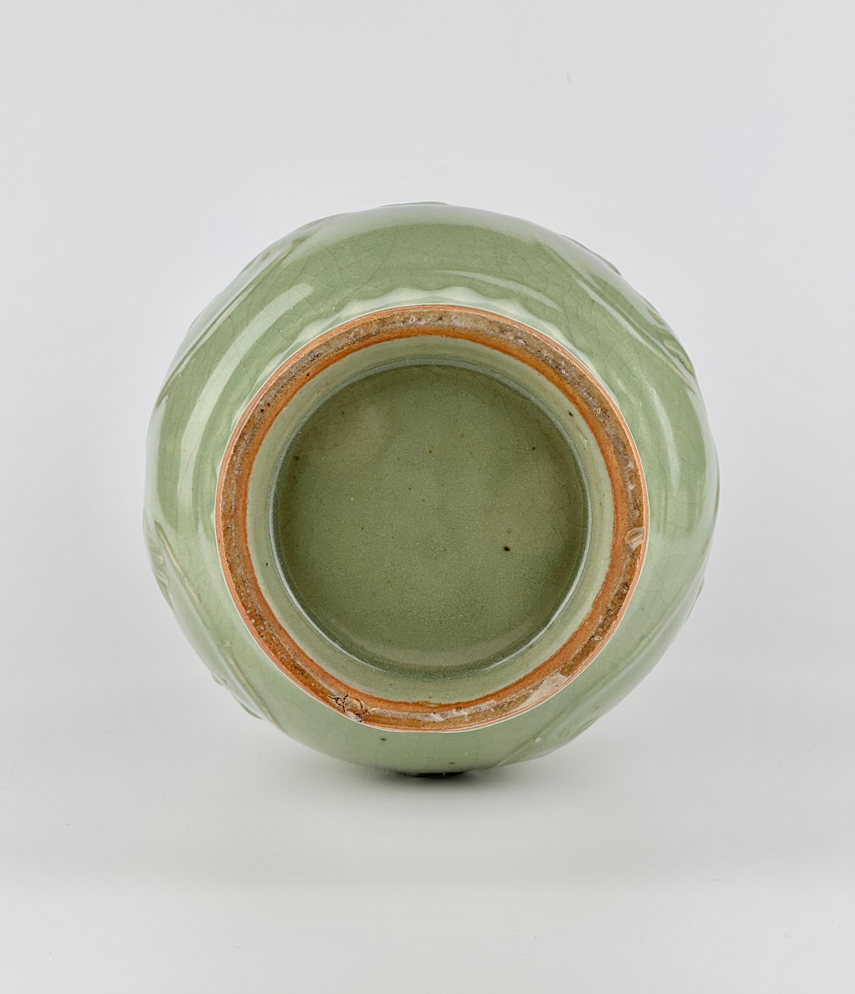 Rare vase à pivoine en céladon de Longquan, dynastie Ming Ming en vente 2
